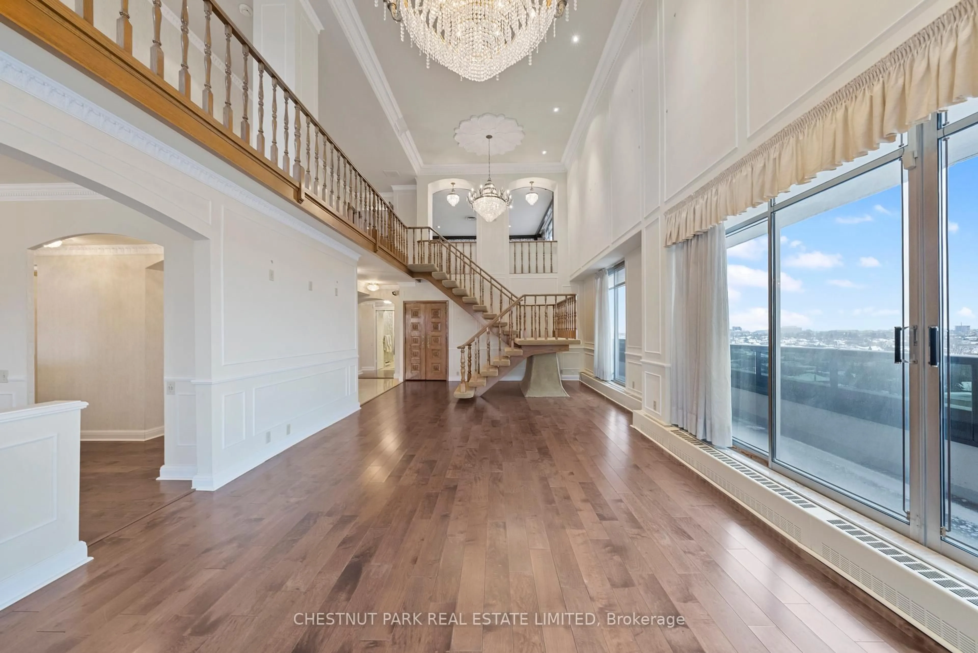 Indoor foyer for 2600 Bathurst St #PH 1, Toronto Ontario M6B 2Z4