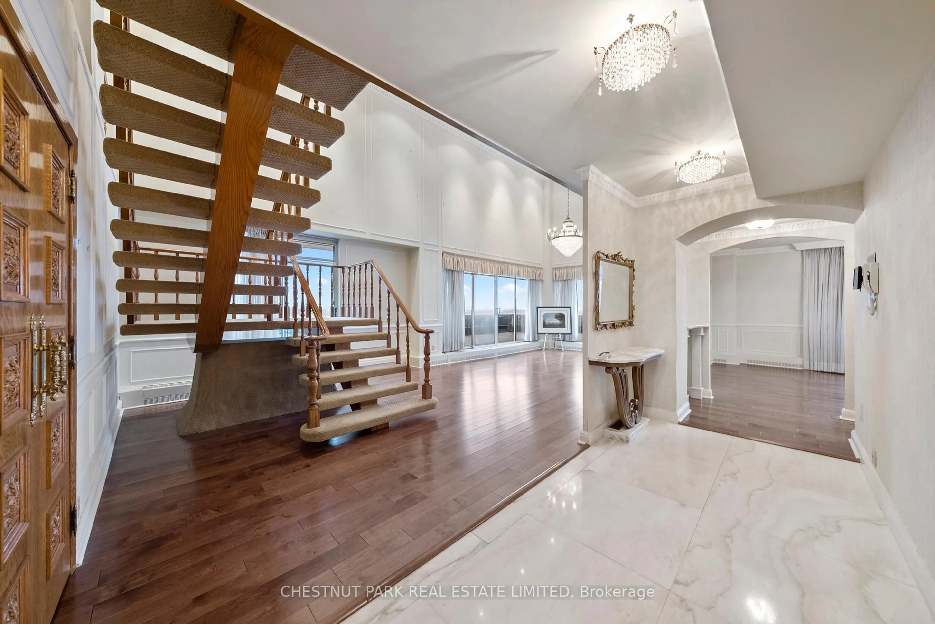 Indoor foyer for 2600 Bathurst St #PH 1, Toronto Ontario M6B 2Z4