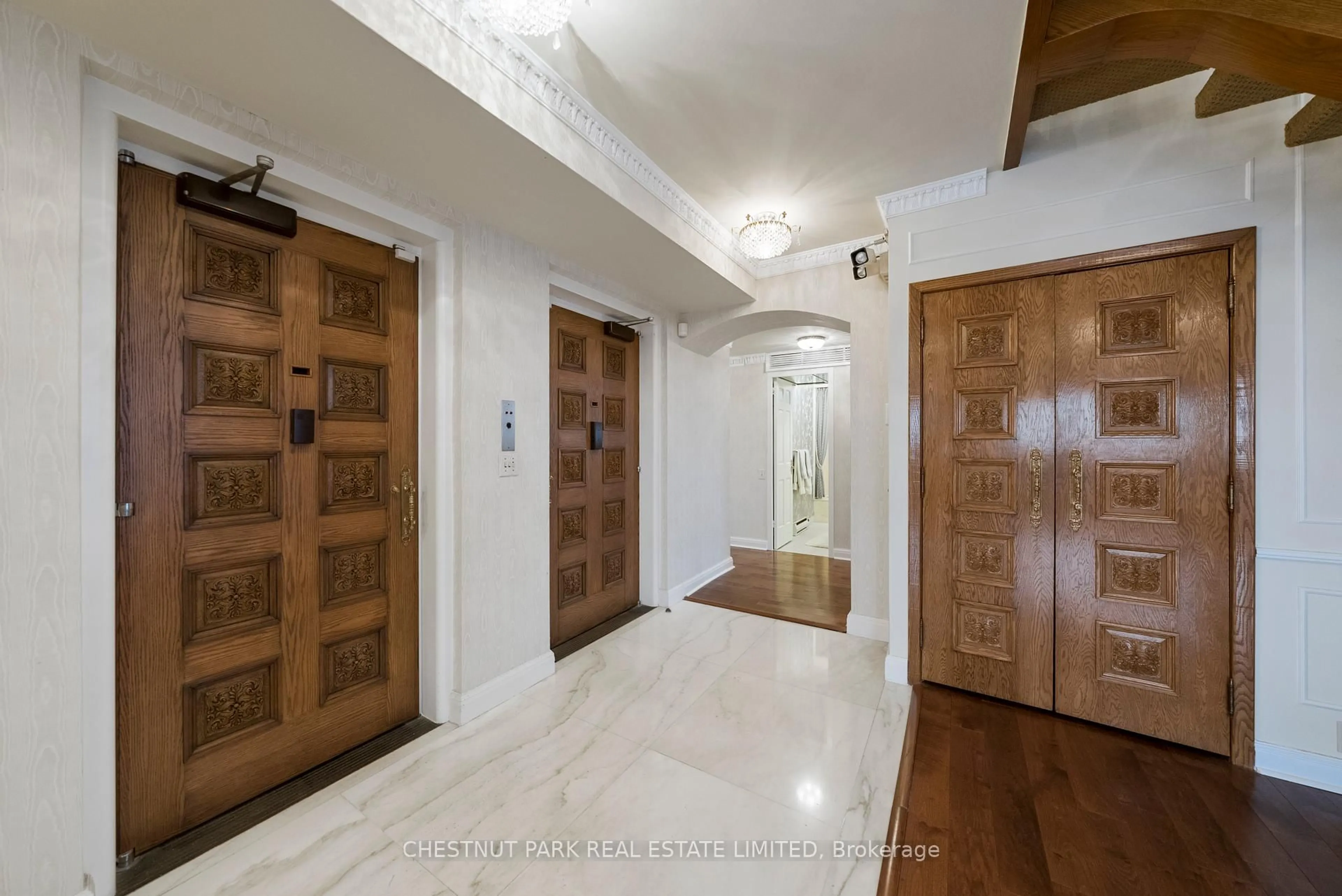 Indoor foyer for 2600 Bathurst St #PH 1, Toronto Ontario M6B 2Z4