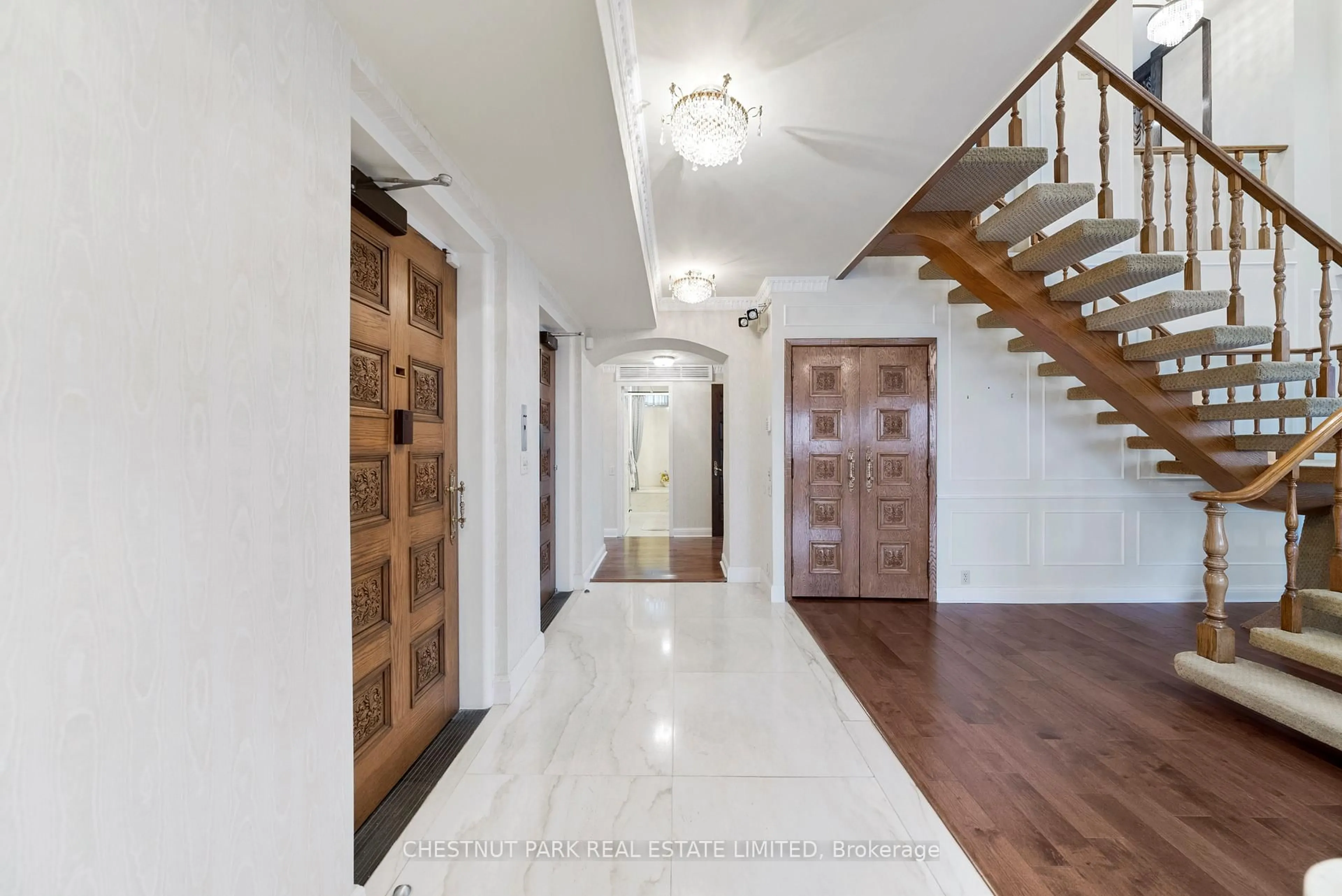 Indoor entryway for 2600 Bathurst St #PH 1, Toronto Ontario M6B 2Z4