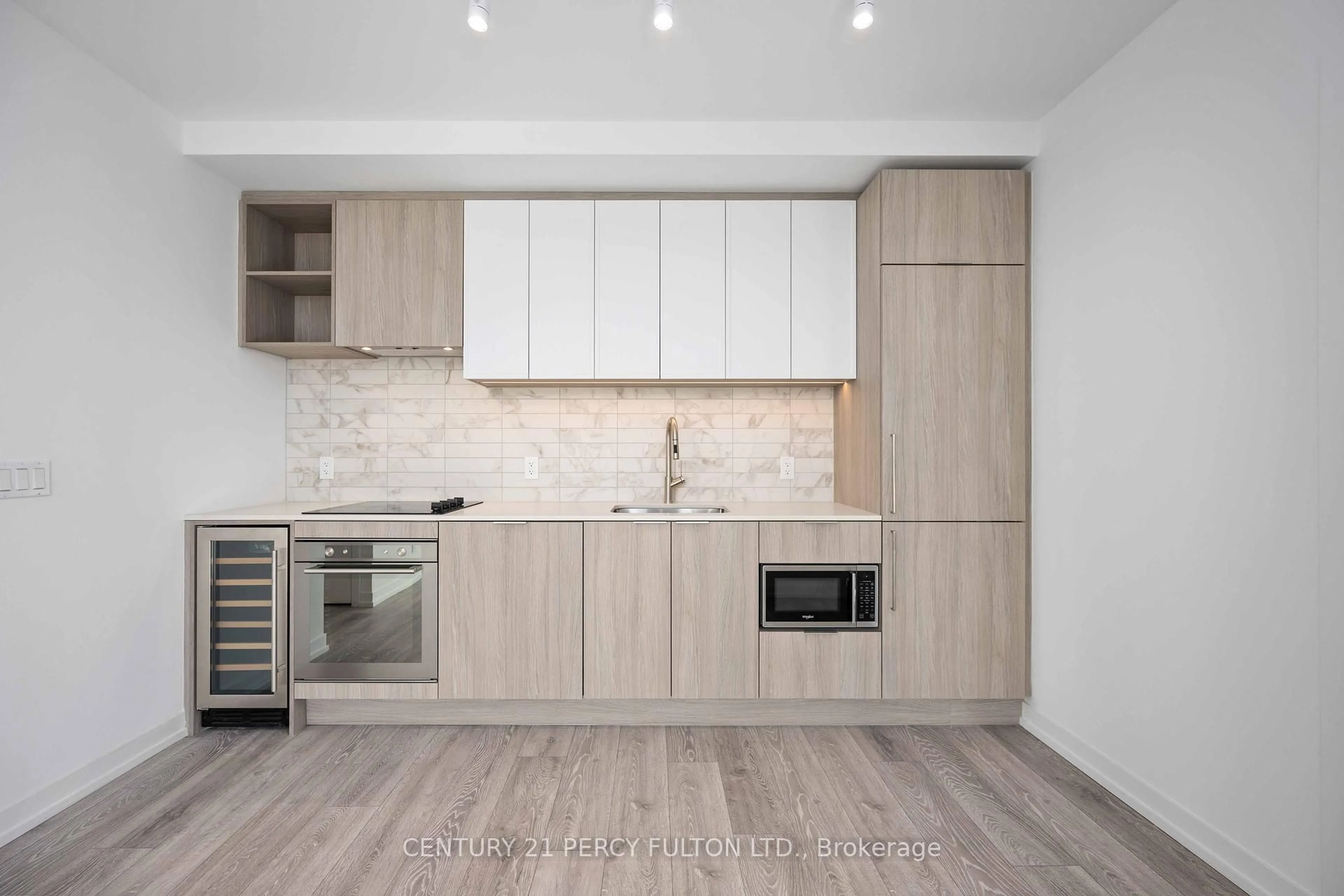 Standard kitchen, wood/laminate floor for 2020 Bathurst St #827, Toronto Ontario M5P 0A6