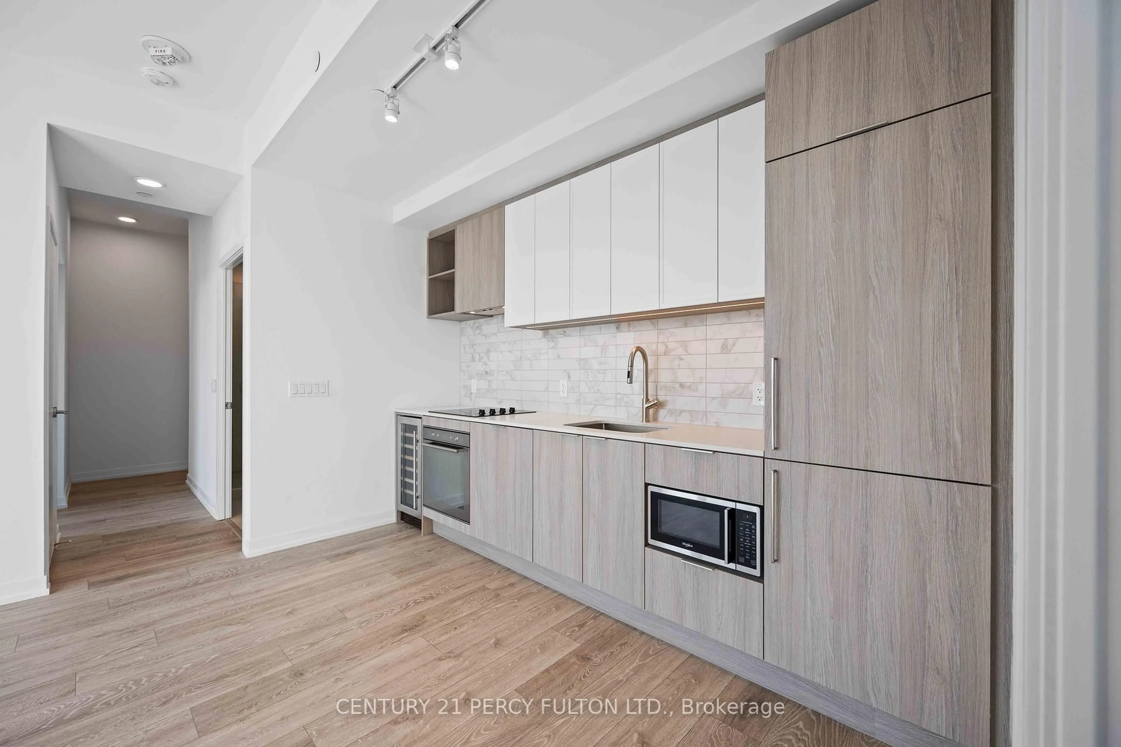 Unknown for 2020 Bathurst St #827, Toronto Ontario M5P 0A6