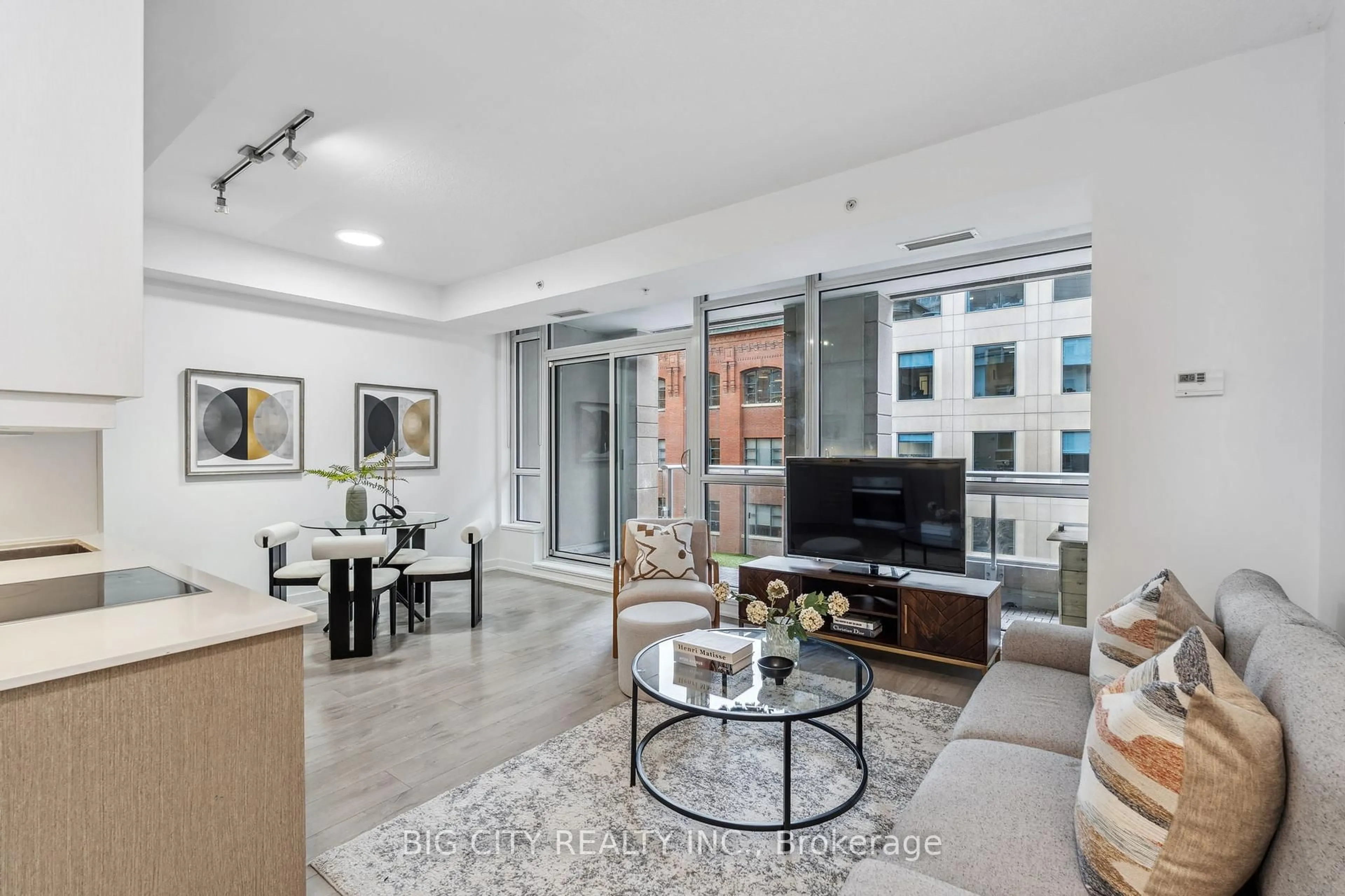 Living room with furniture, unknown for 199 Richmond St #518, Toronto Ontario M5V 0H4