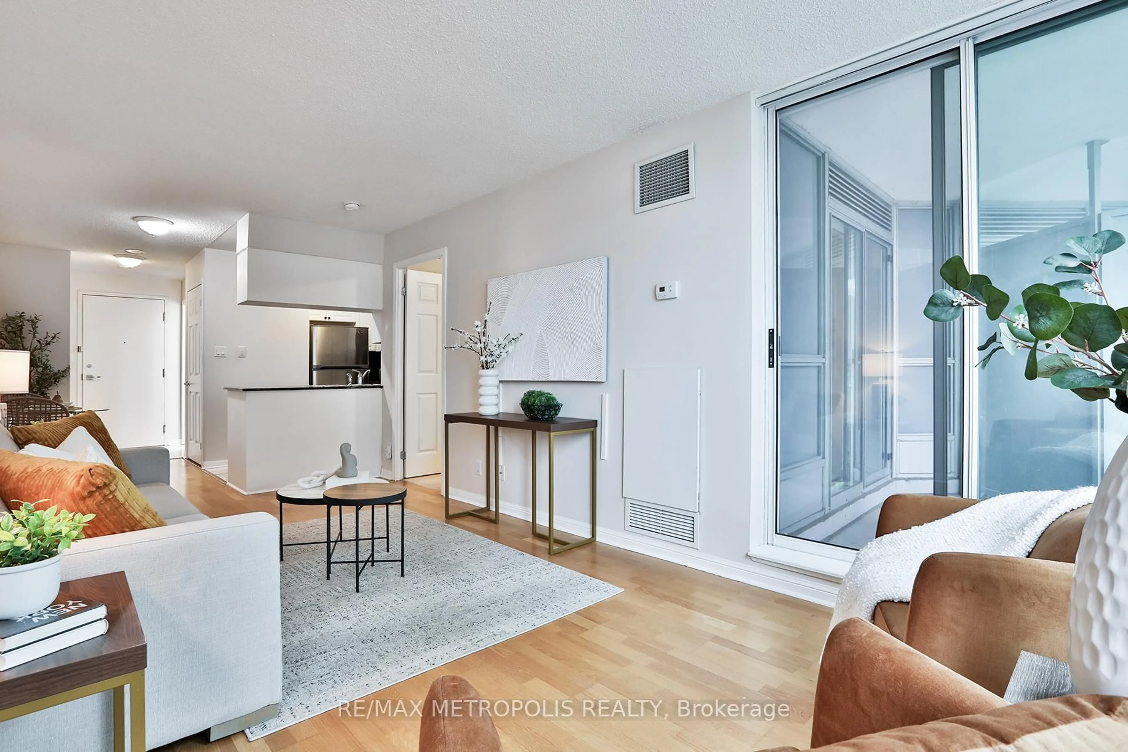 Unknown for 230 Queens Quay #820, Toronto Ontario M5J 2Y7