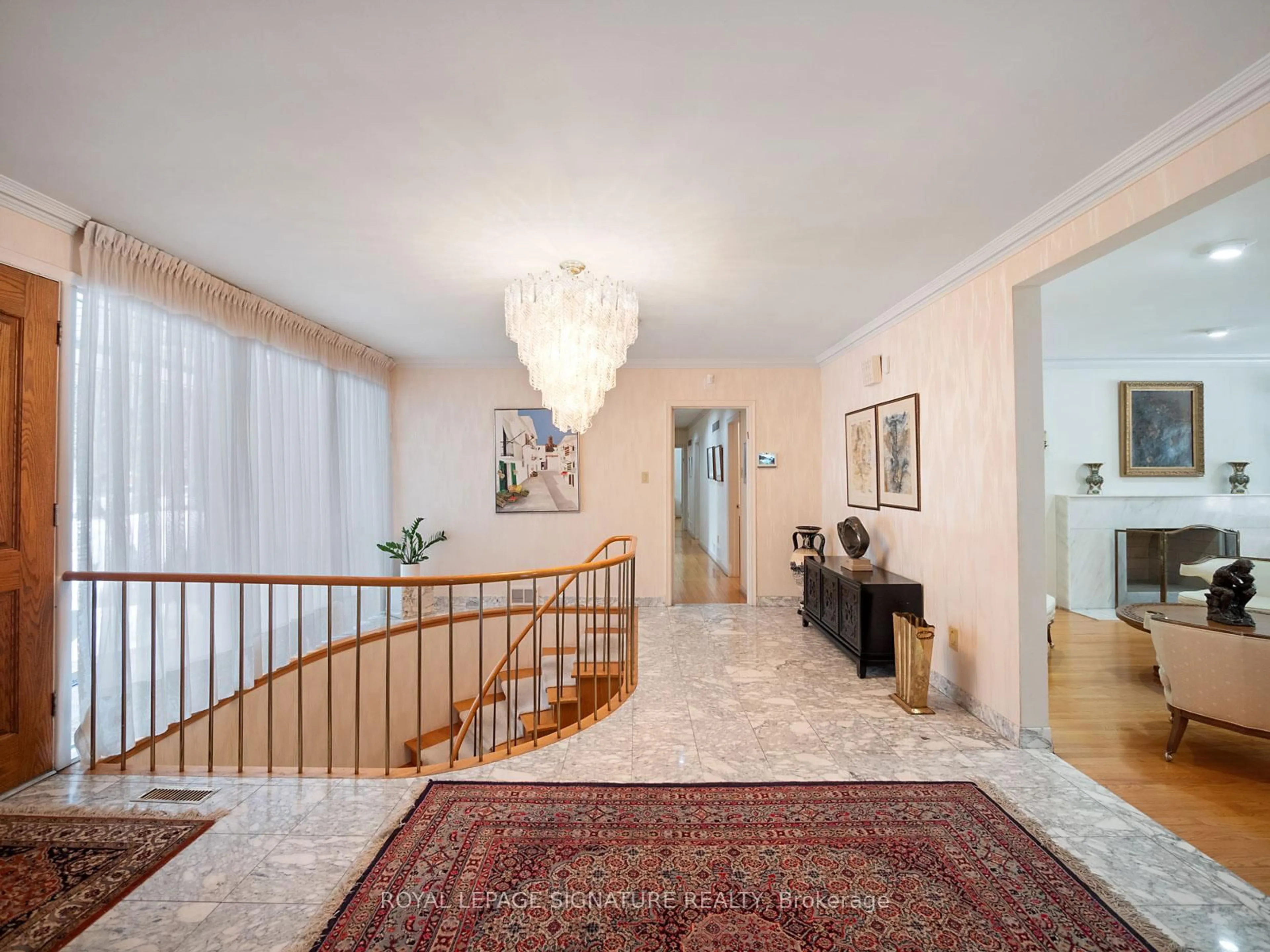 Indoor foyer for 36 Chieftain Cres, Toronto Ontario M2L 2H4