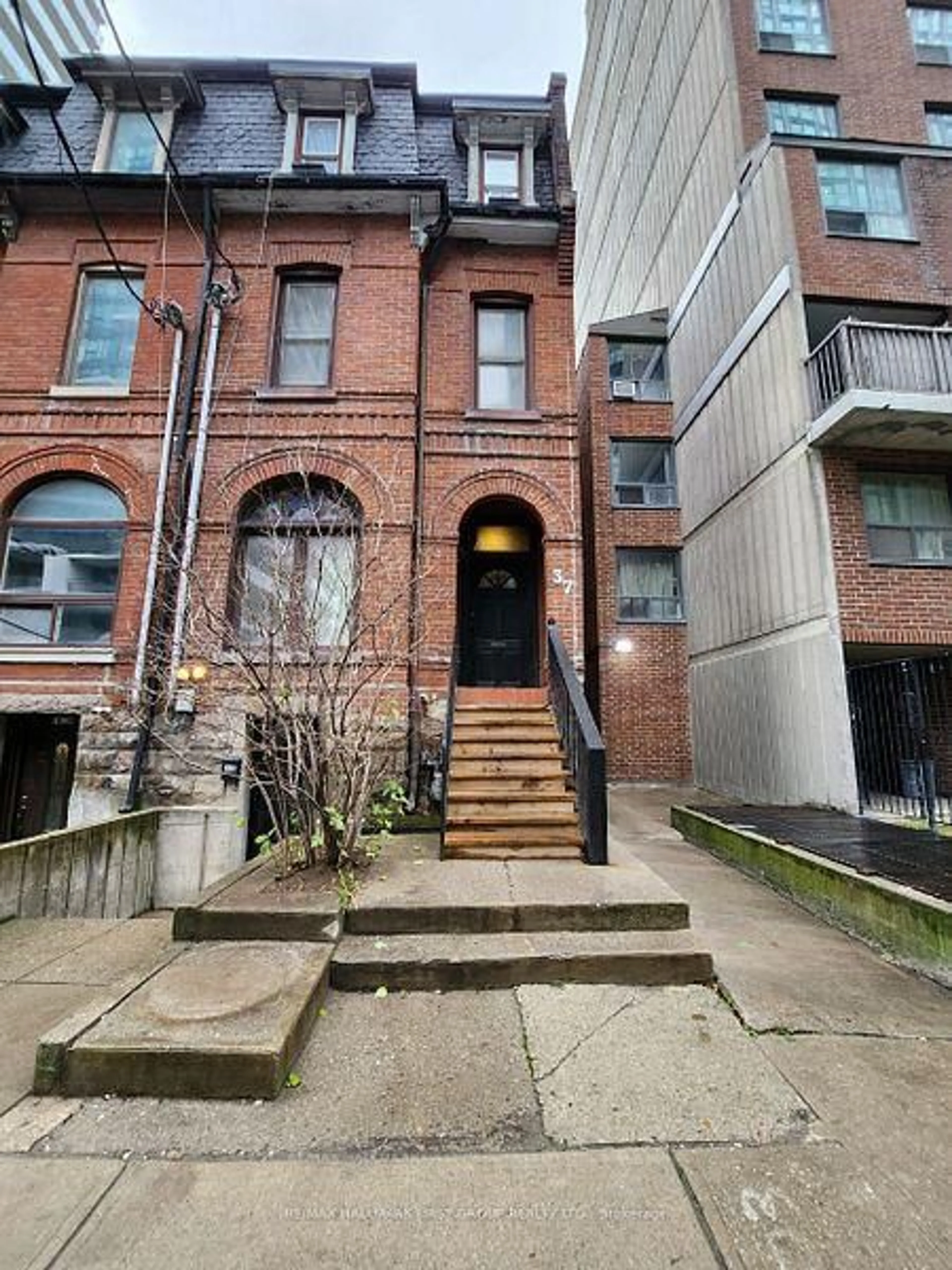 Stairs for 37 Mutual St, Toronto Ontario M5B 2A7