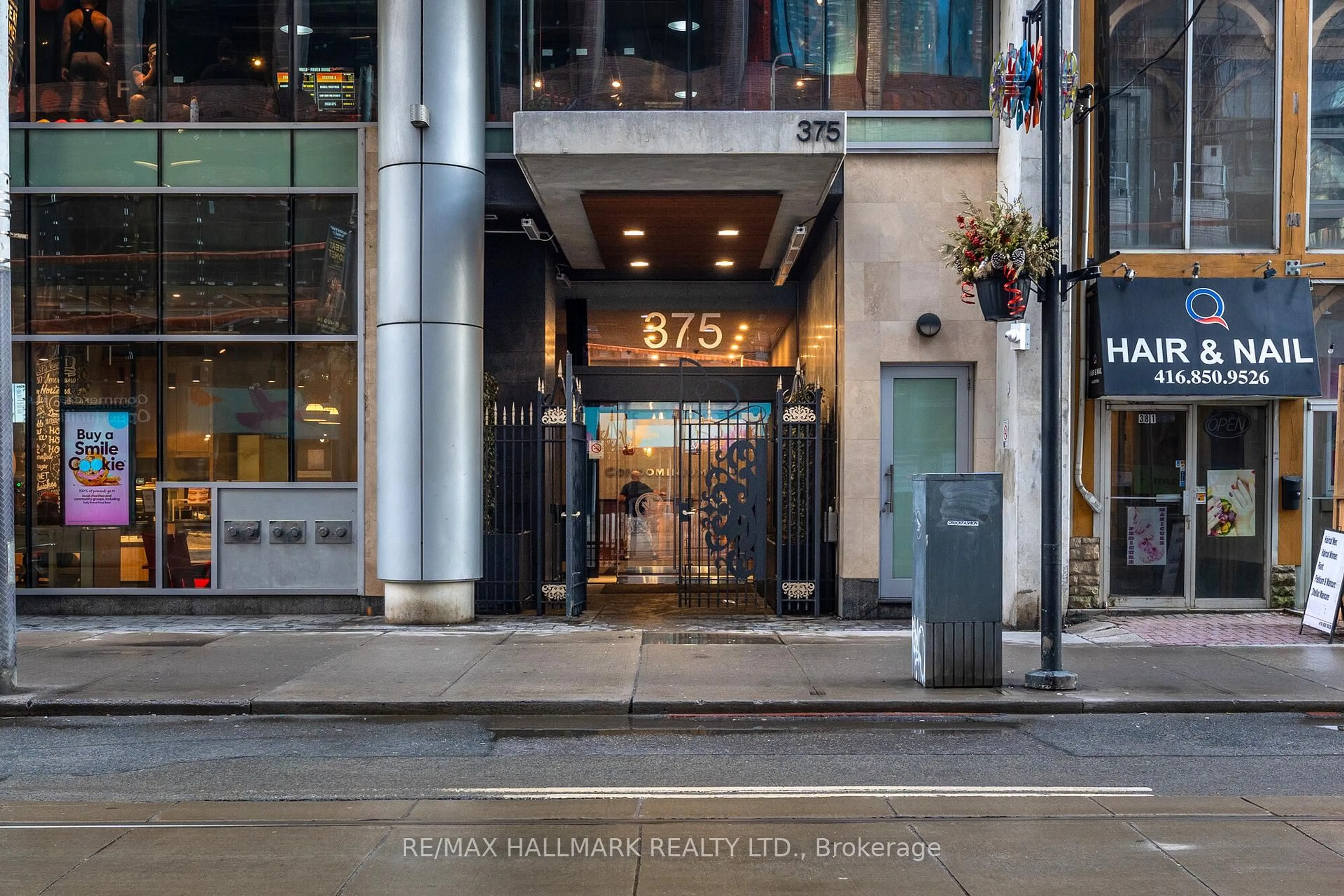 Indoor foyer for 375 King St #1406, Toronto Ontario M5V 1K5