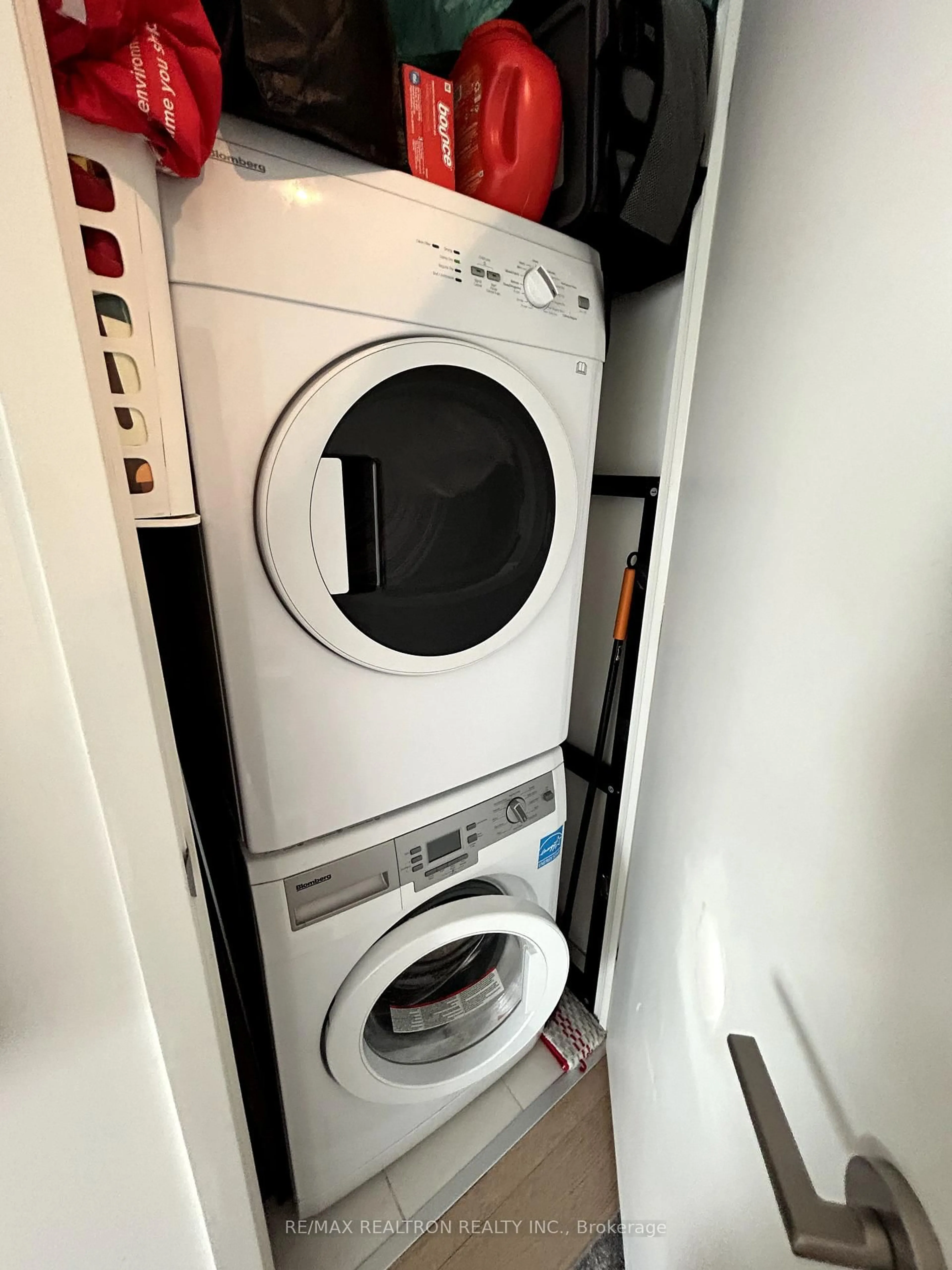 Laundry room for 60 Colborne St #607, Toronto Ontario M5E 1E3