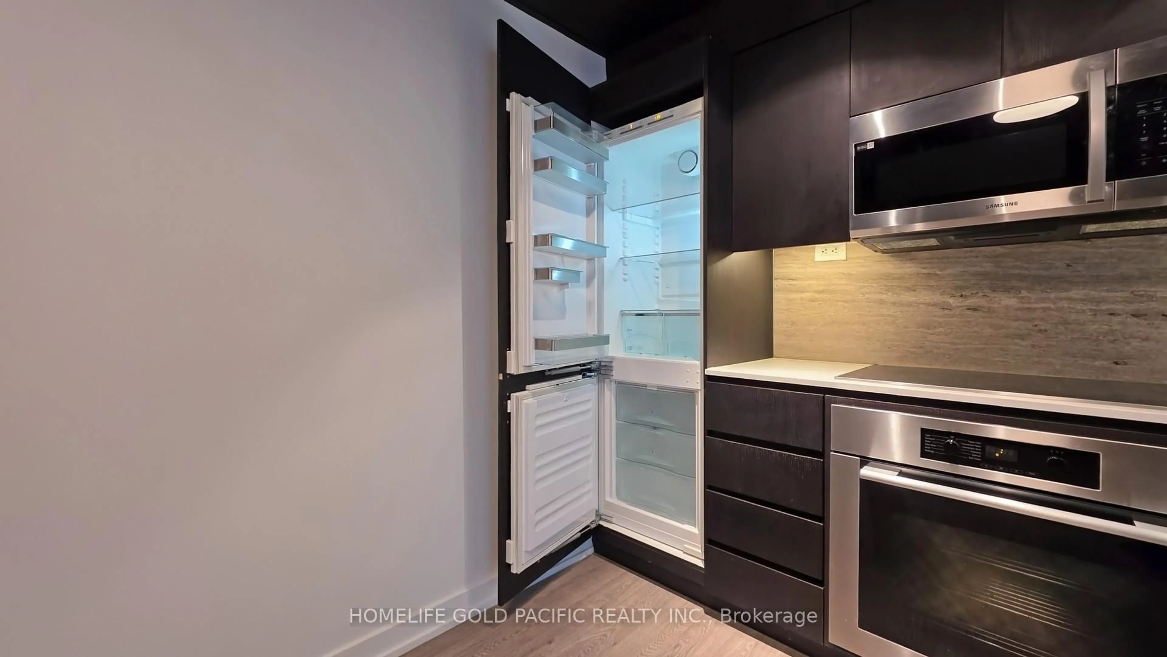Standard kitchen, unknown for 10 Capreol Crt #922, Toronto Ontario M5V 4B3