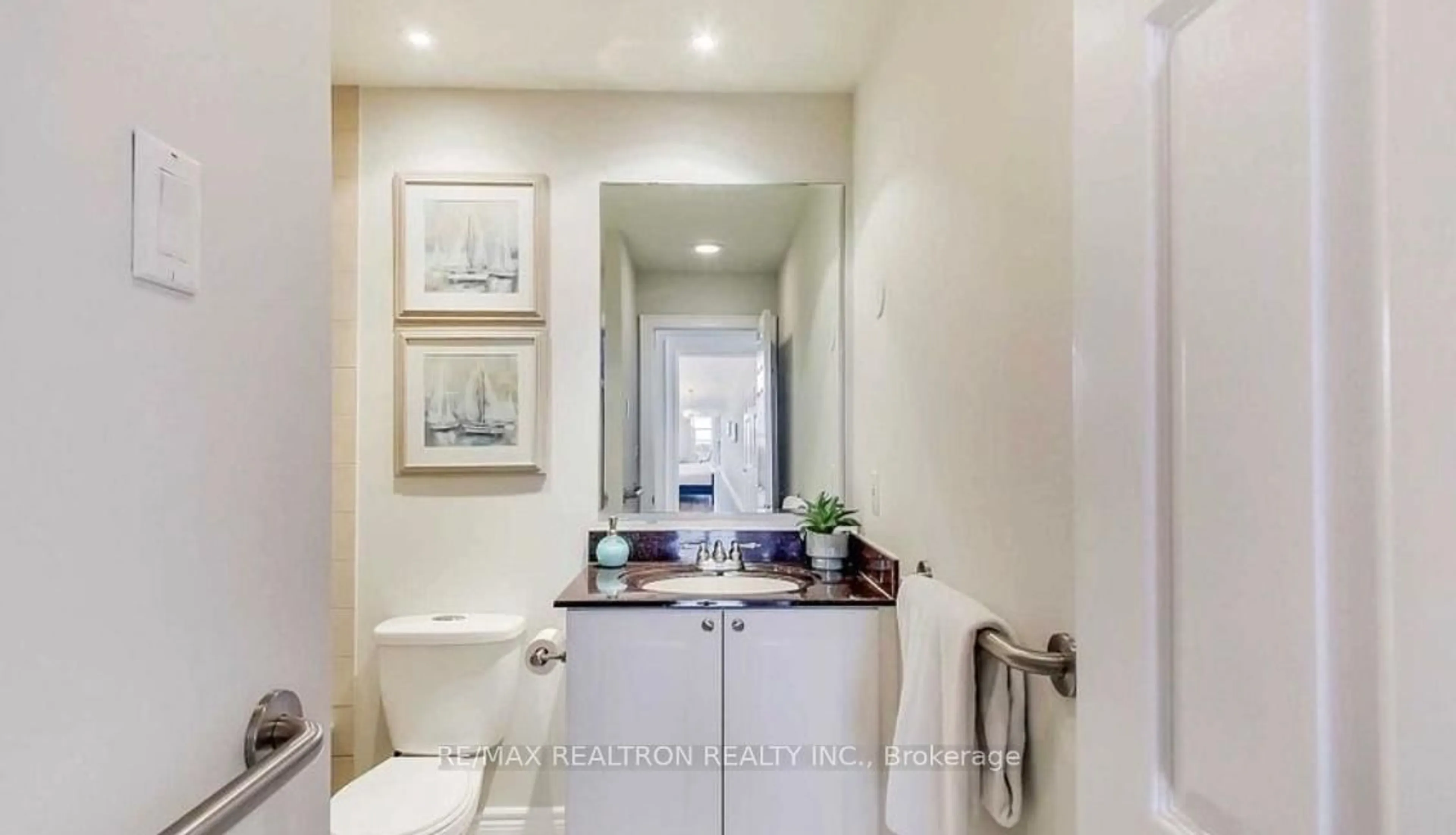 Standard bathroom, ceramic/tile floor for 1 Leaside Park Dr #615, Toronto Ontario M4H 1R1