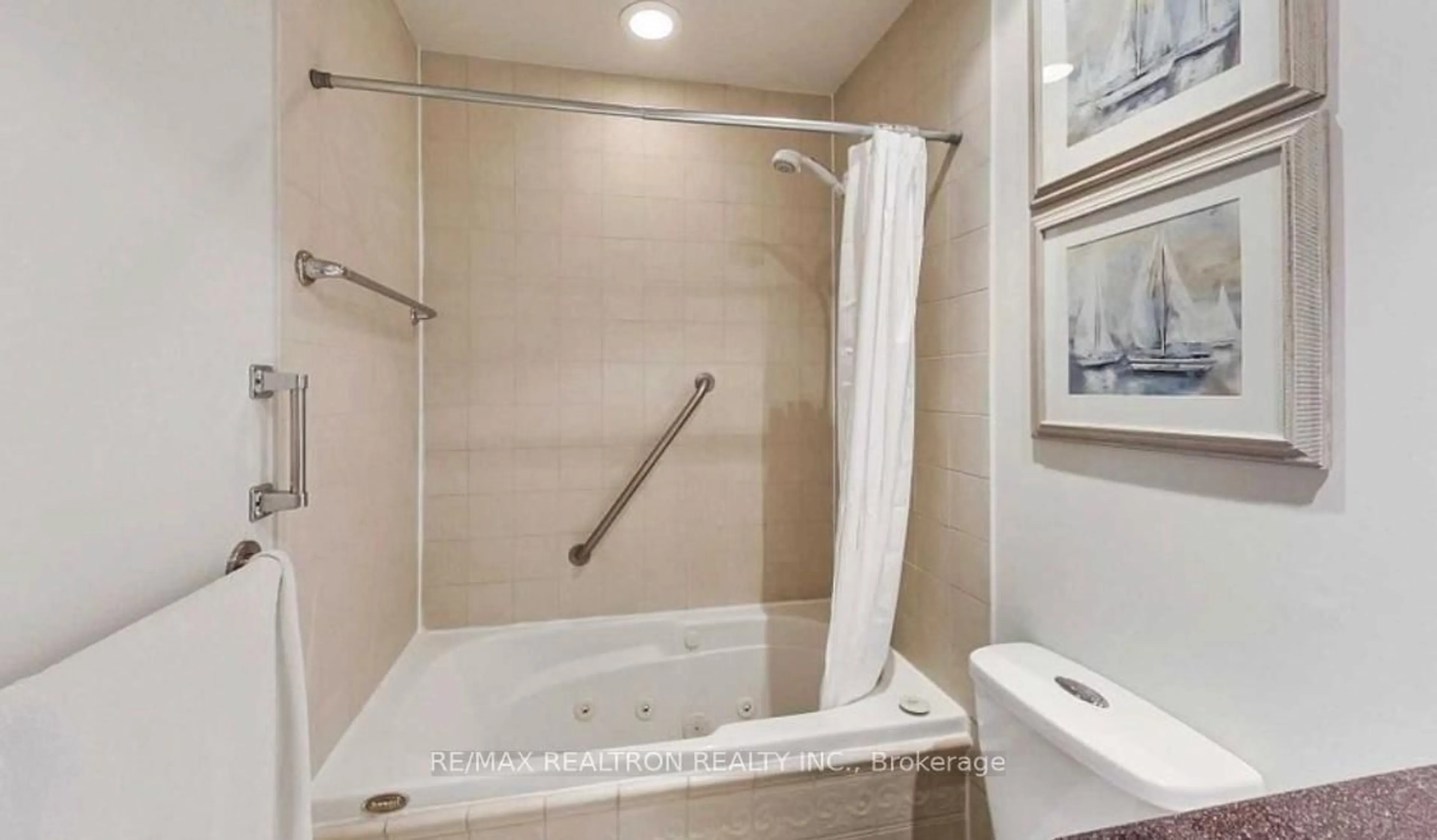 Standard bathroom, ceramic/tile floor for 1 Leaside Park Dr #615, Toronto Ontario M4H 1R1