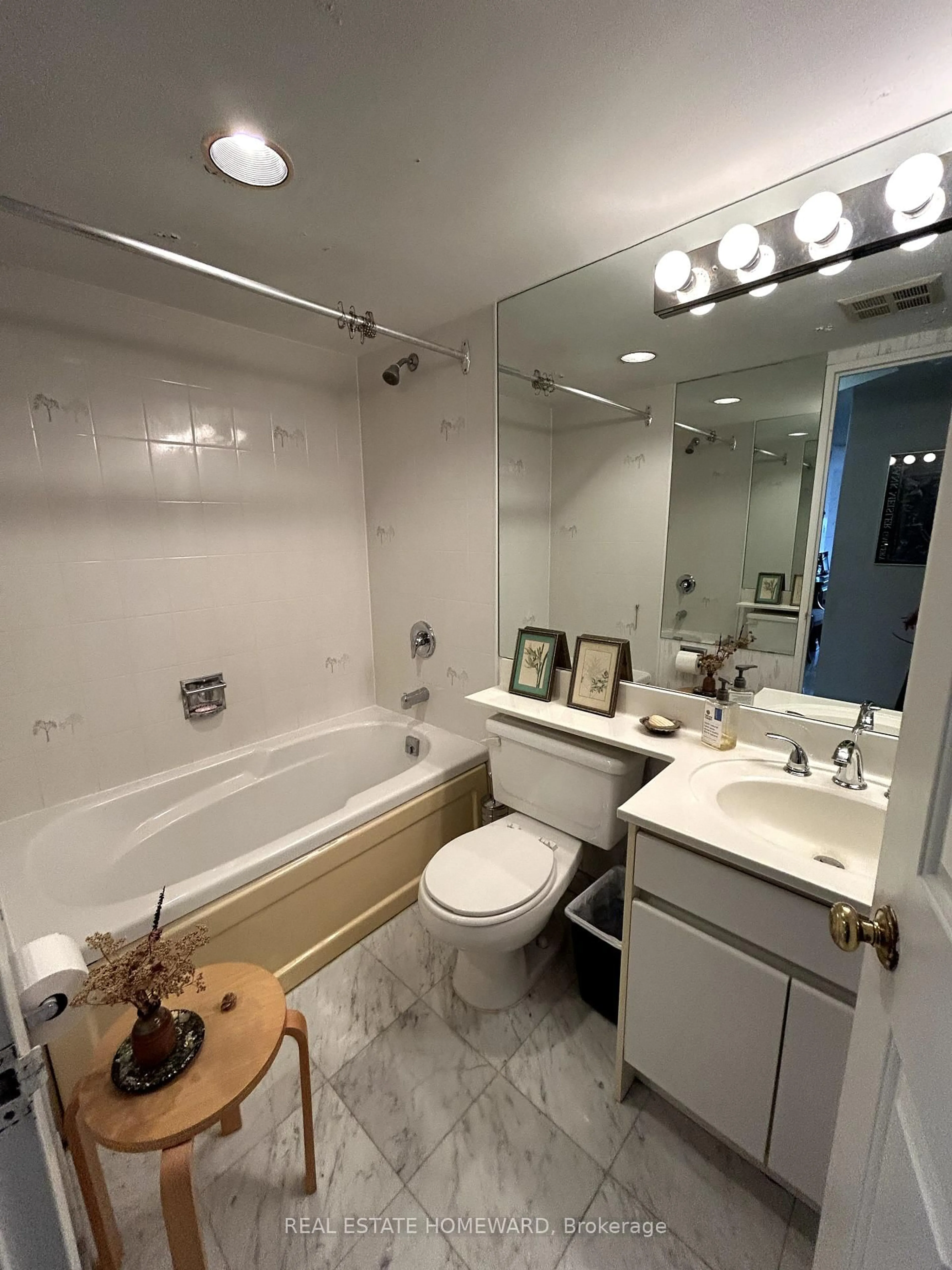 Standard bathroom, ceramic/tile floor for 10 Torresdale Ave #1604, Toronto Ontario M2R 3V8