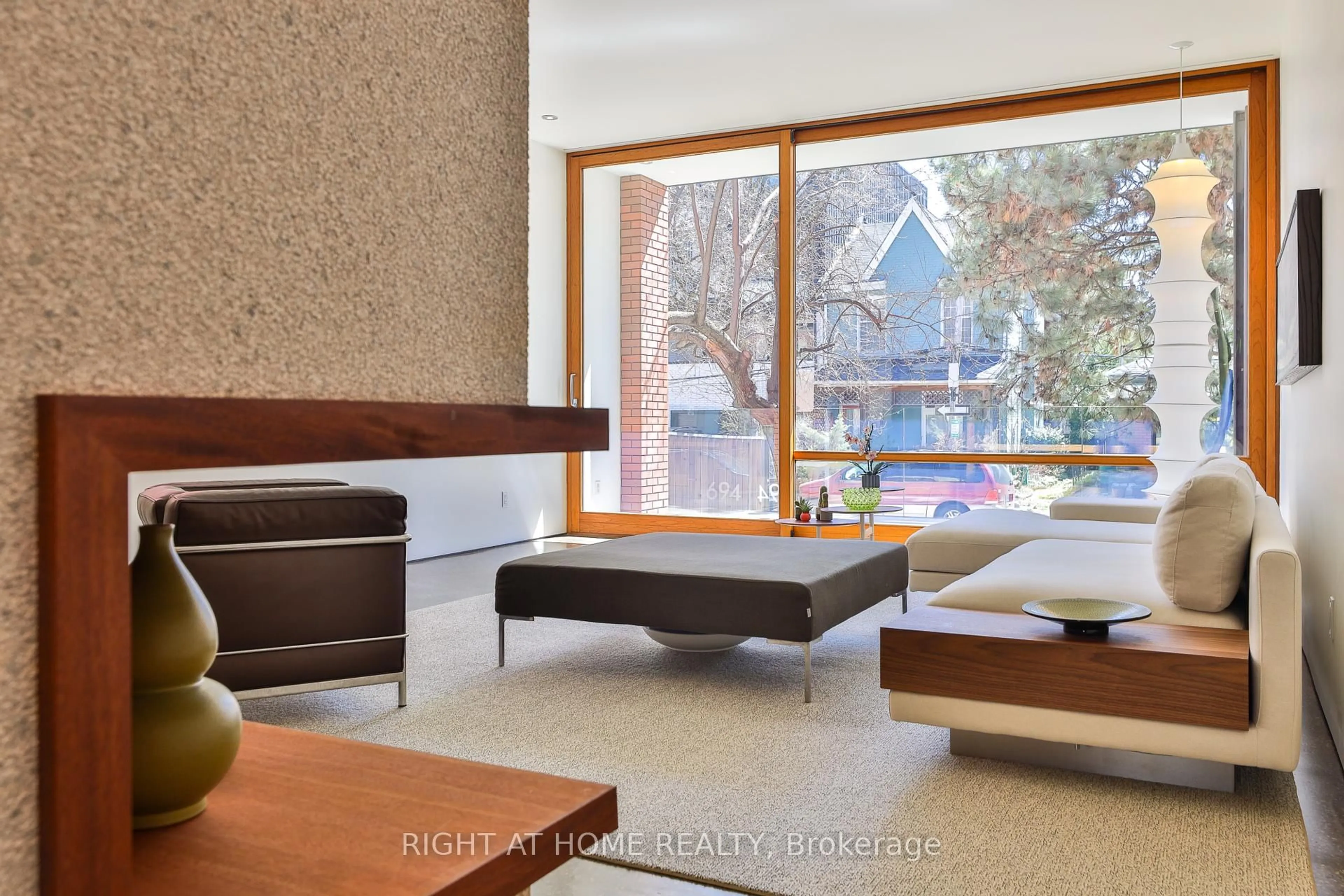 Living room with furniture, unknown for 694 Richmond St, Toronto Ontario M6J 1C5