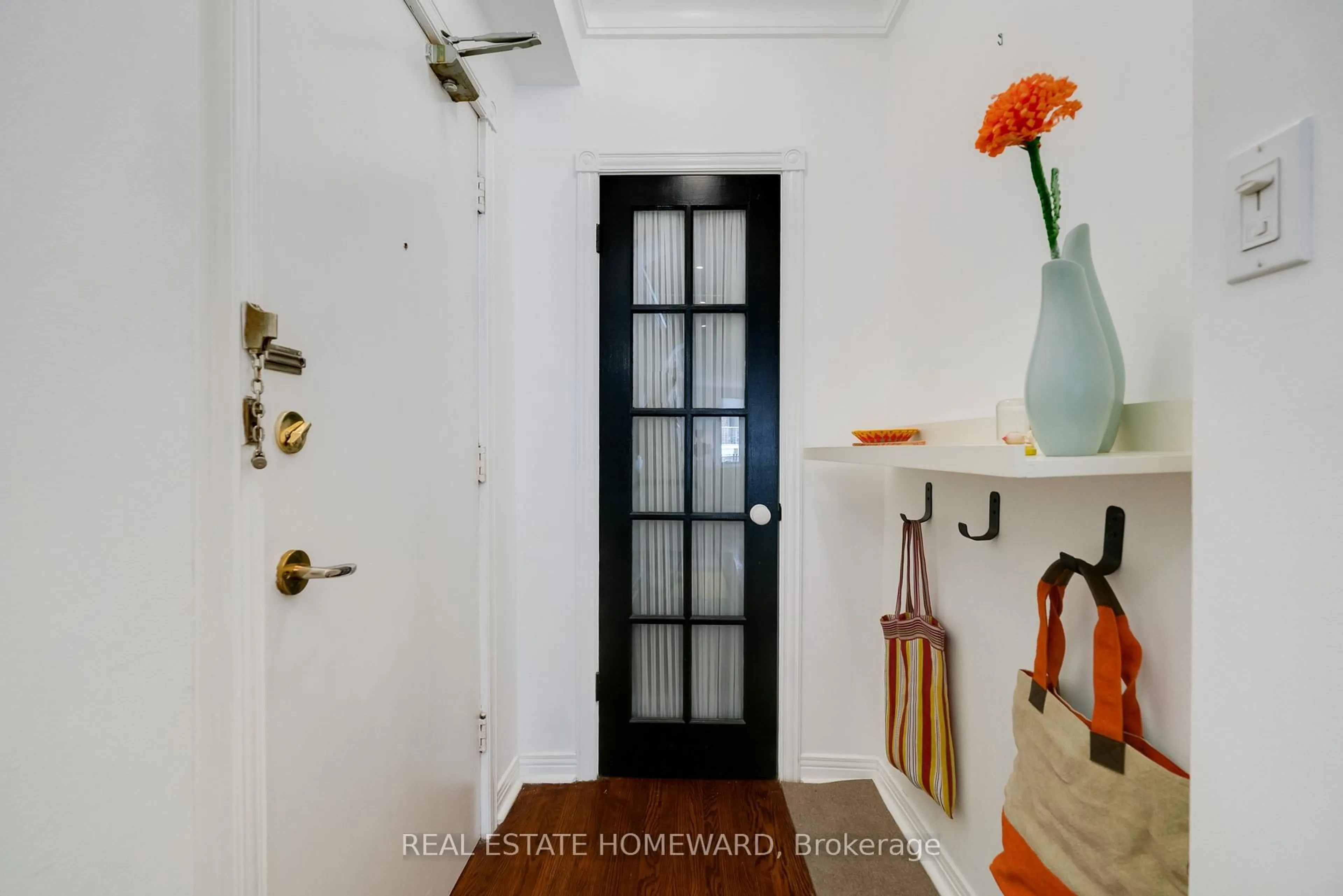 Indoor entryway for 150 Farnham Ave #406, Toronto Ontario M4V 1H5