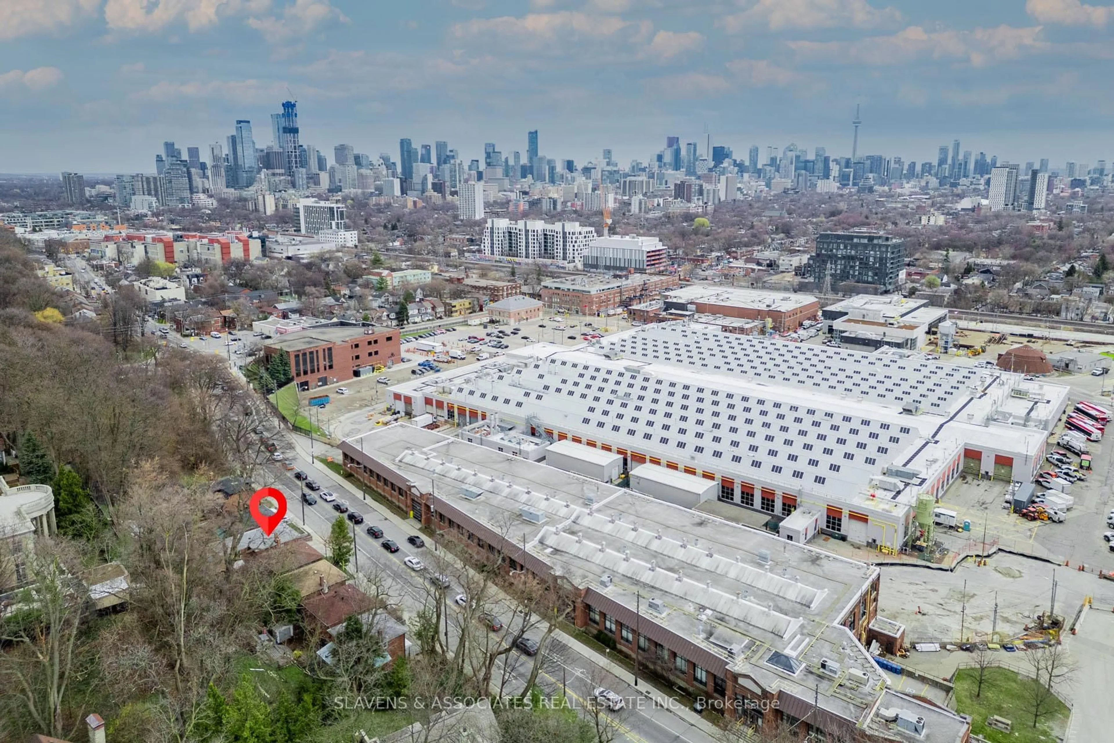 A pic from outside/outdoor area/front of a property/back of a property/a pic from drone, city buildings view from balcony for 796 Davenport Rd, Toronto Ontario M6G 2B3