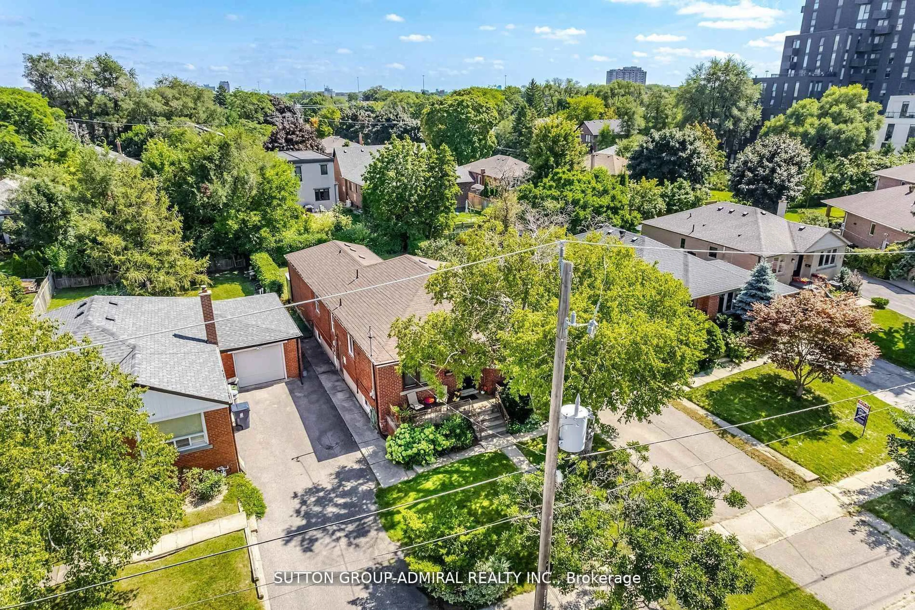 A pic from outside/outdoor area/front of a property/back of a property/a pic from drone, street for 23 Vinci Cres, Toronto Ontario M3H 2Y6