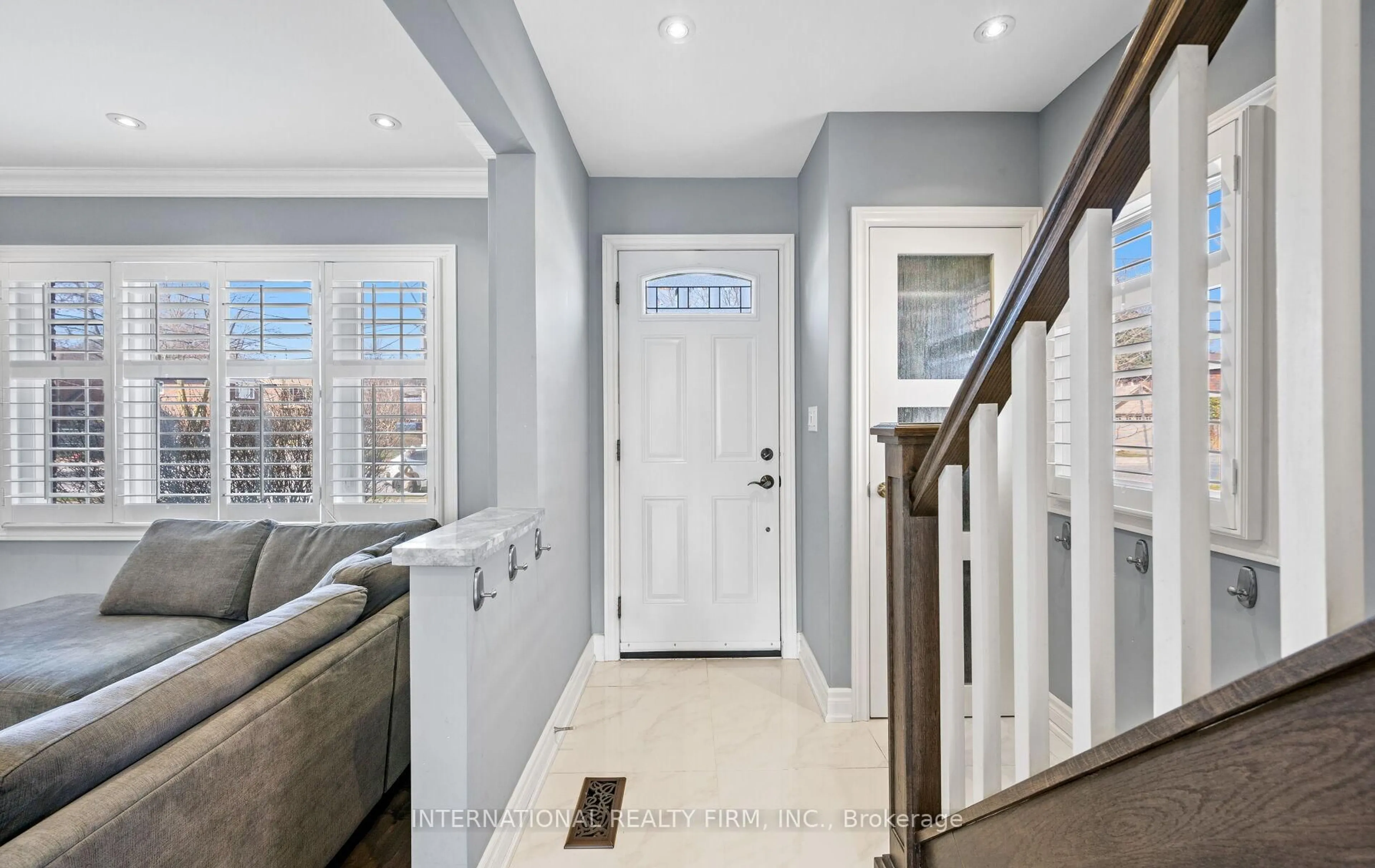 Indoor entryway for 49 Brentcliffe Rd, Toronto Ontario M4G 3Y4