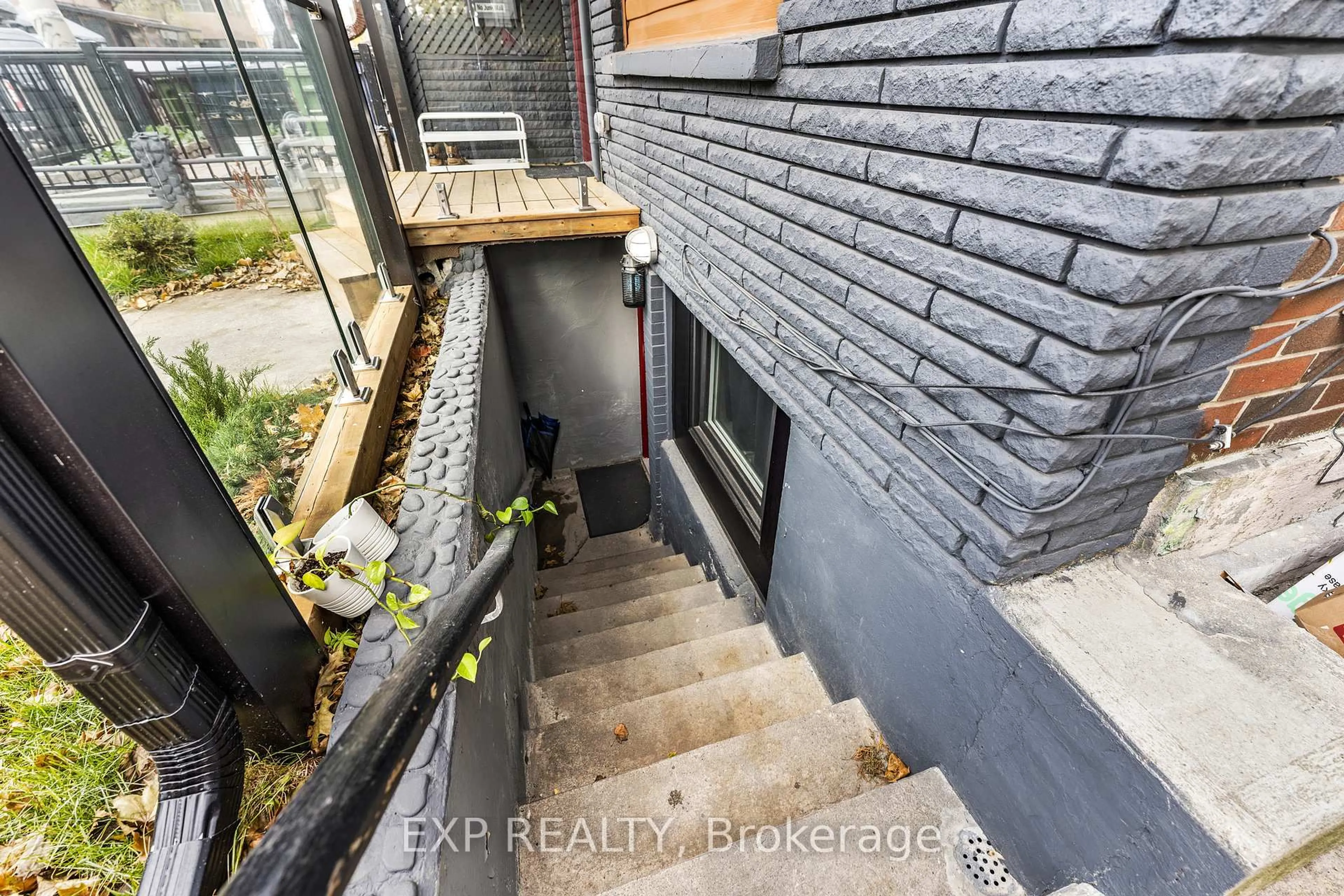 Unknown for 165 Claremont St, Toronto Ontario M6J 2M7