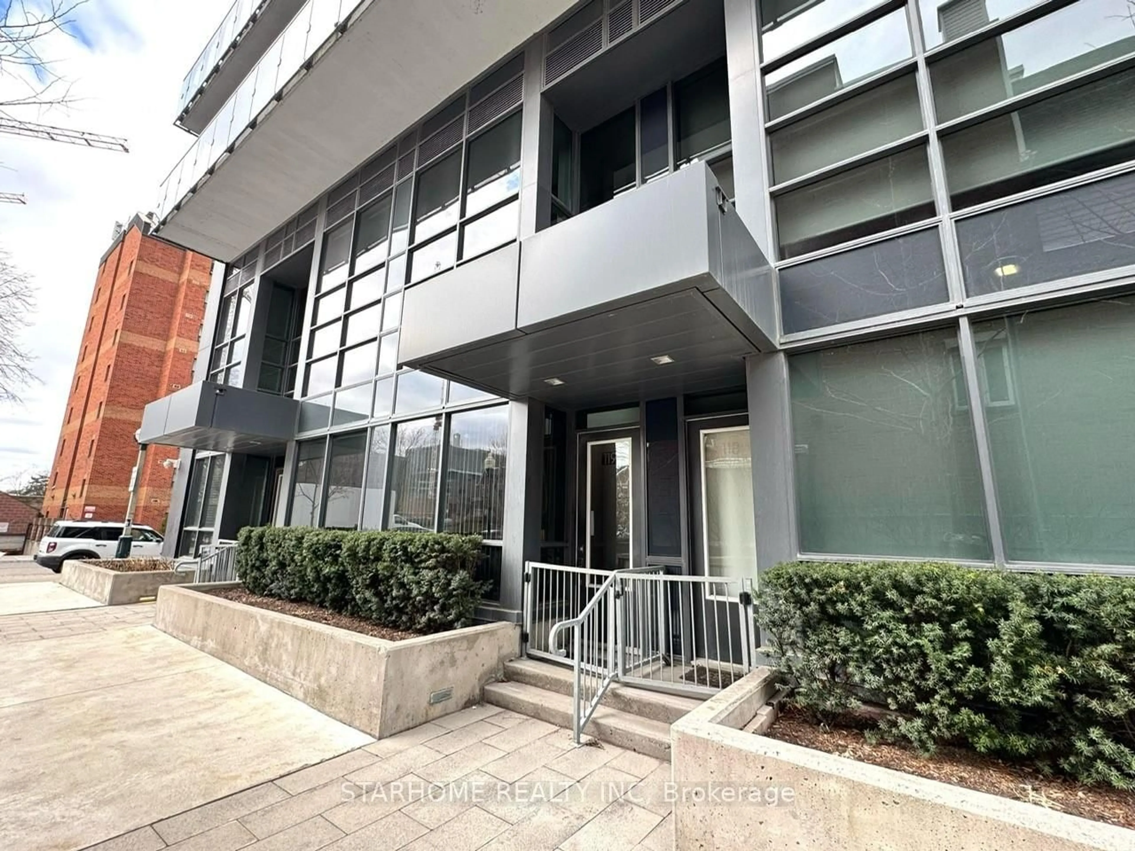 Indoor foyer for 1030 King St #119, Toronto Ontario M6K 0B4