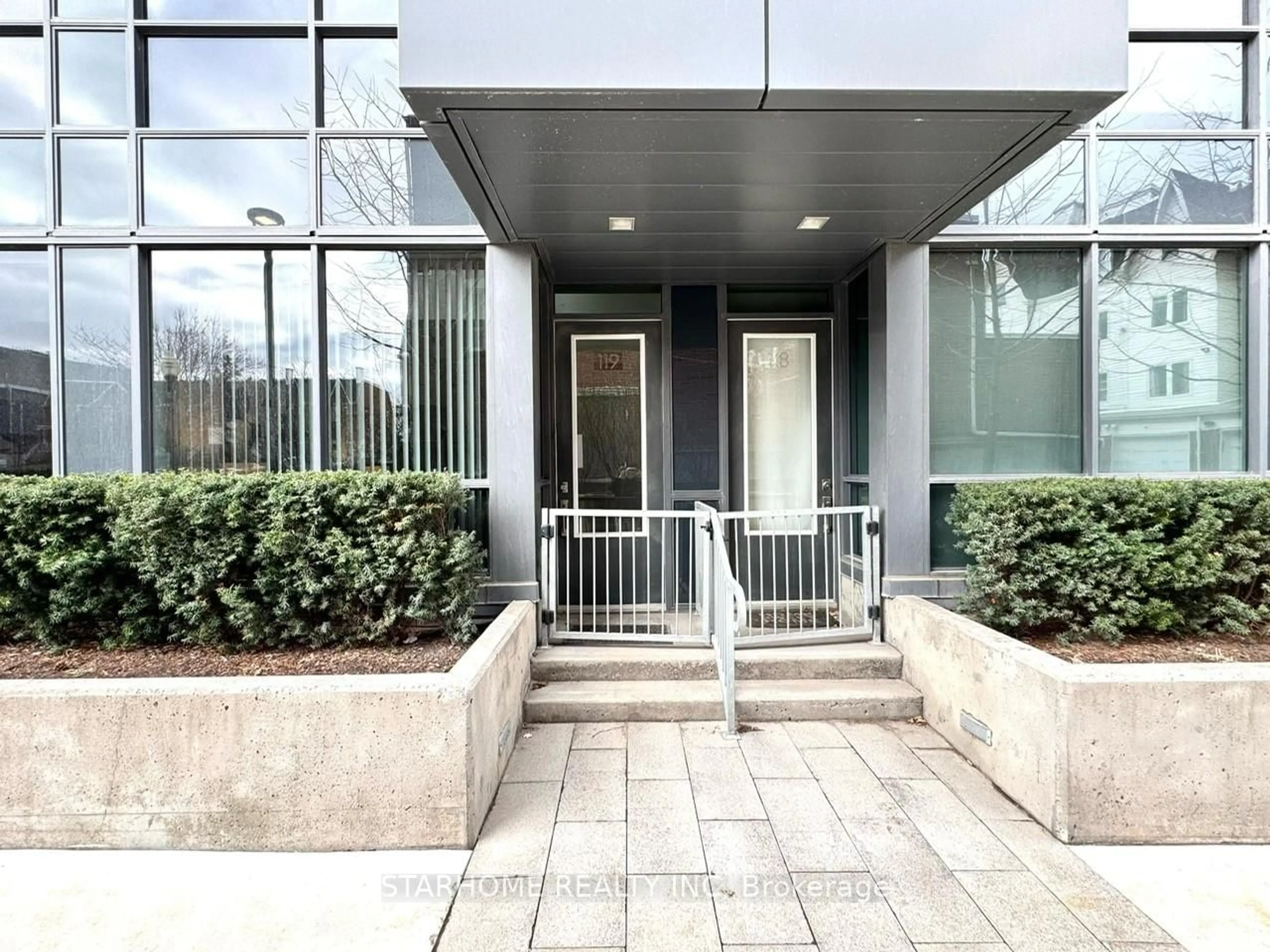 Indoor foyer for 1030 King St #119, Toronto Ontario M6K 0B4