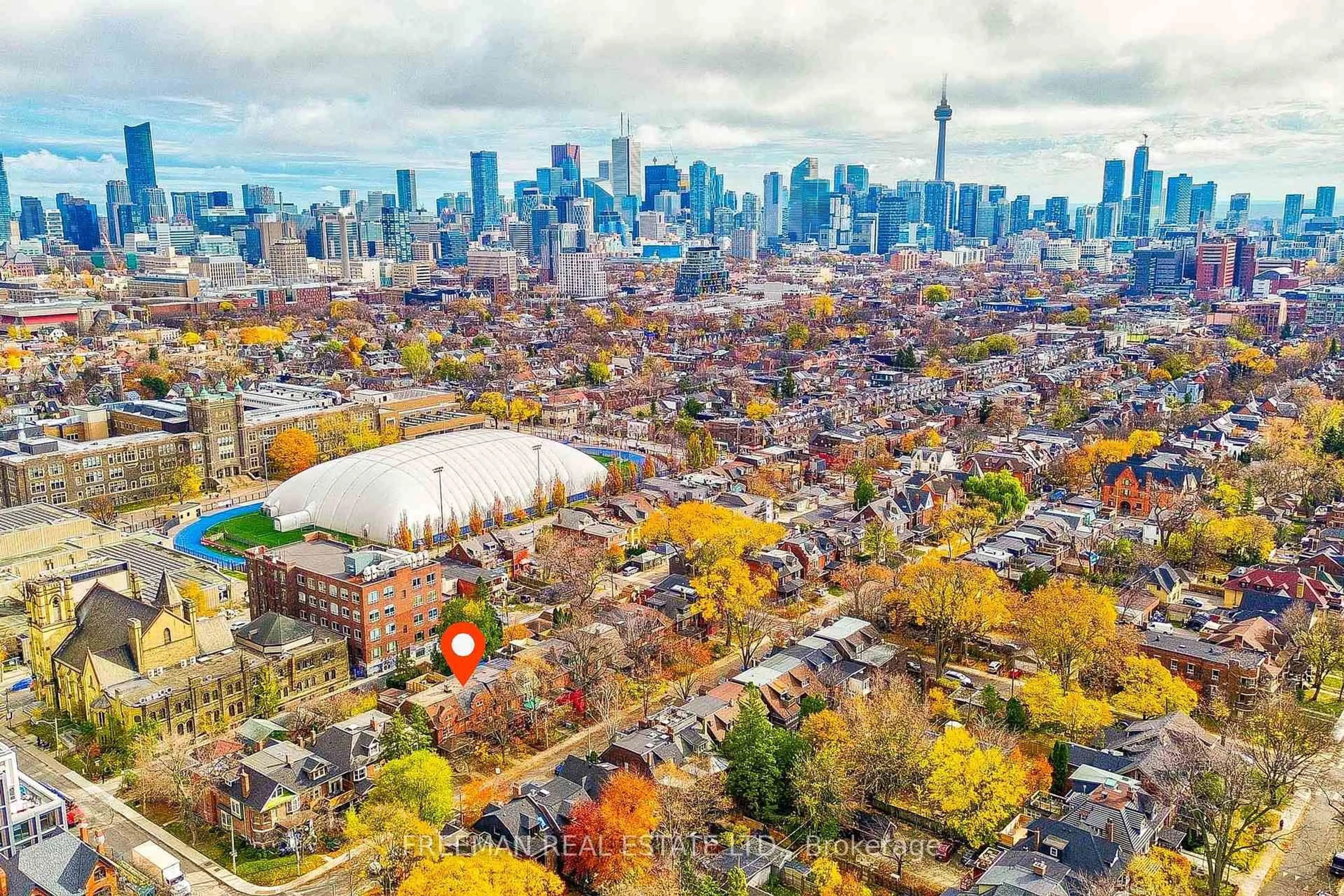 A pic from outside/outdoor area/front of a property/back of a property/a pic from drone, street for 555 Markham St, Toronto Ontario M6G 2L6