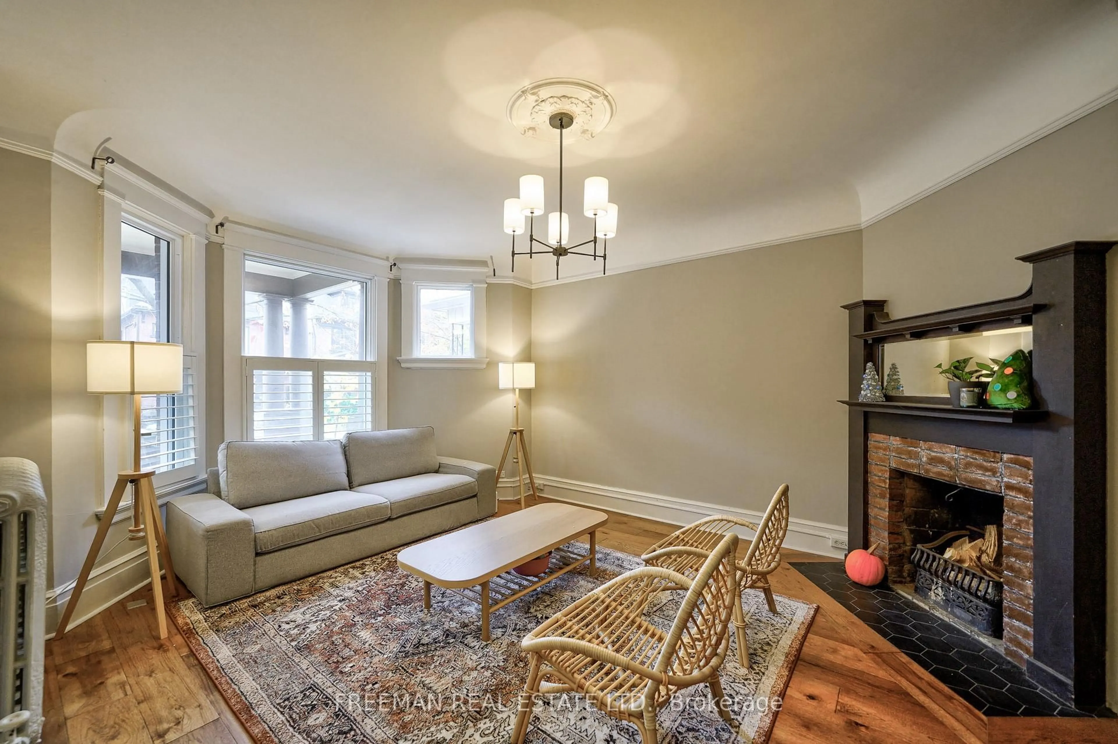 Living room with furniture, unknown for 555 Markham St, Toronto Ontario M6G 2L6