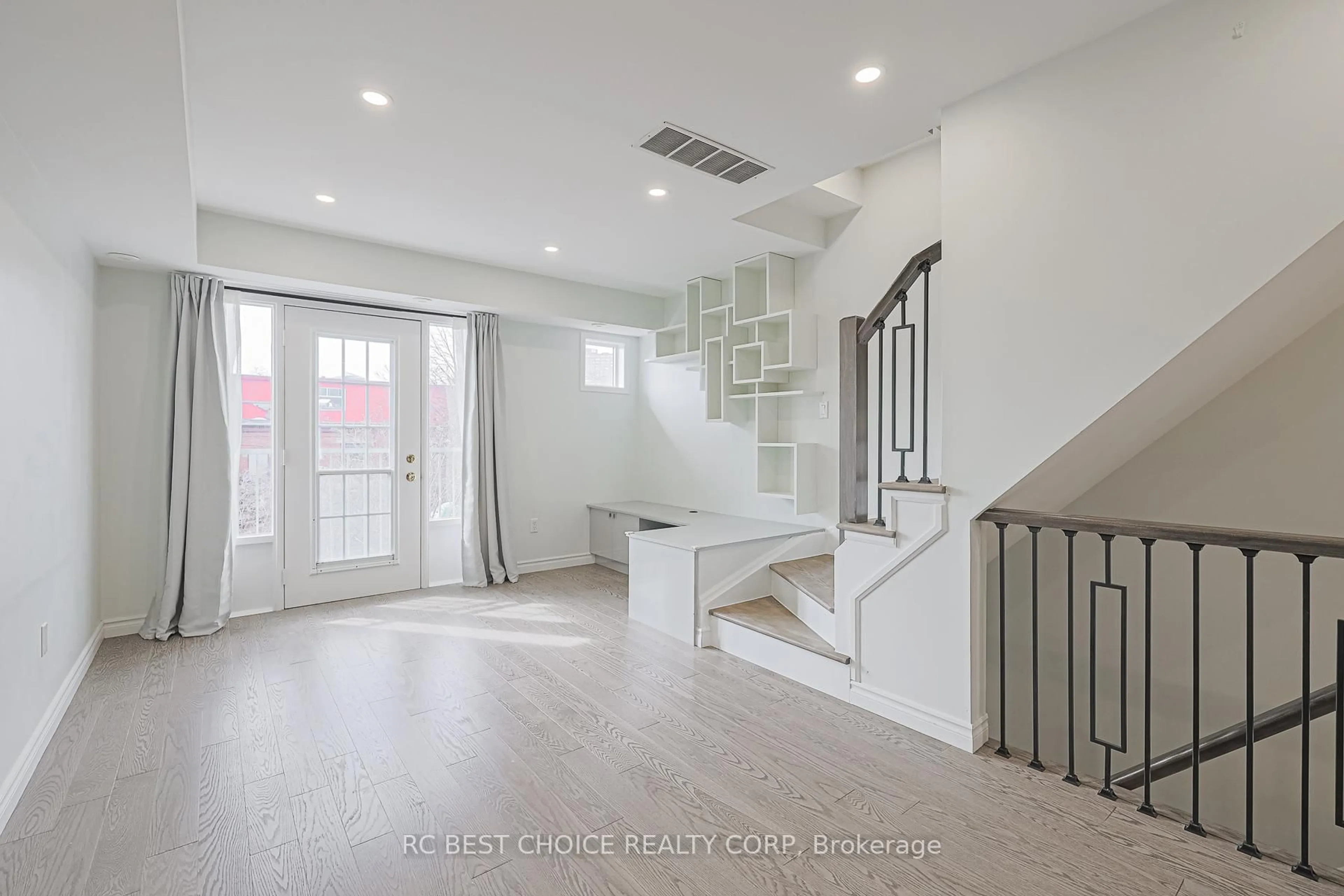 Indoor entryway for 10 Merchant Lane #233, Toronto Ontario M6P 4J6