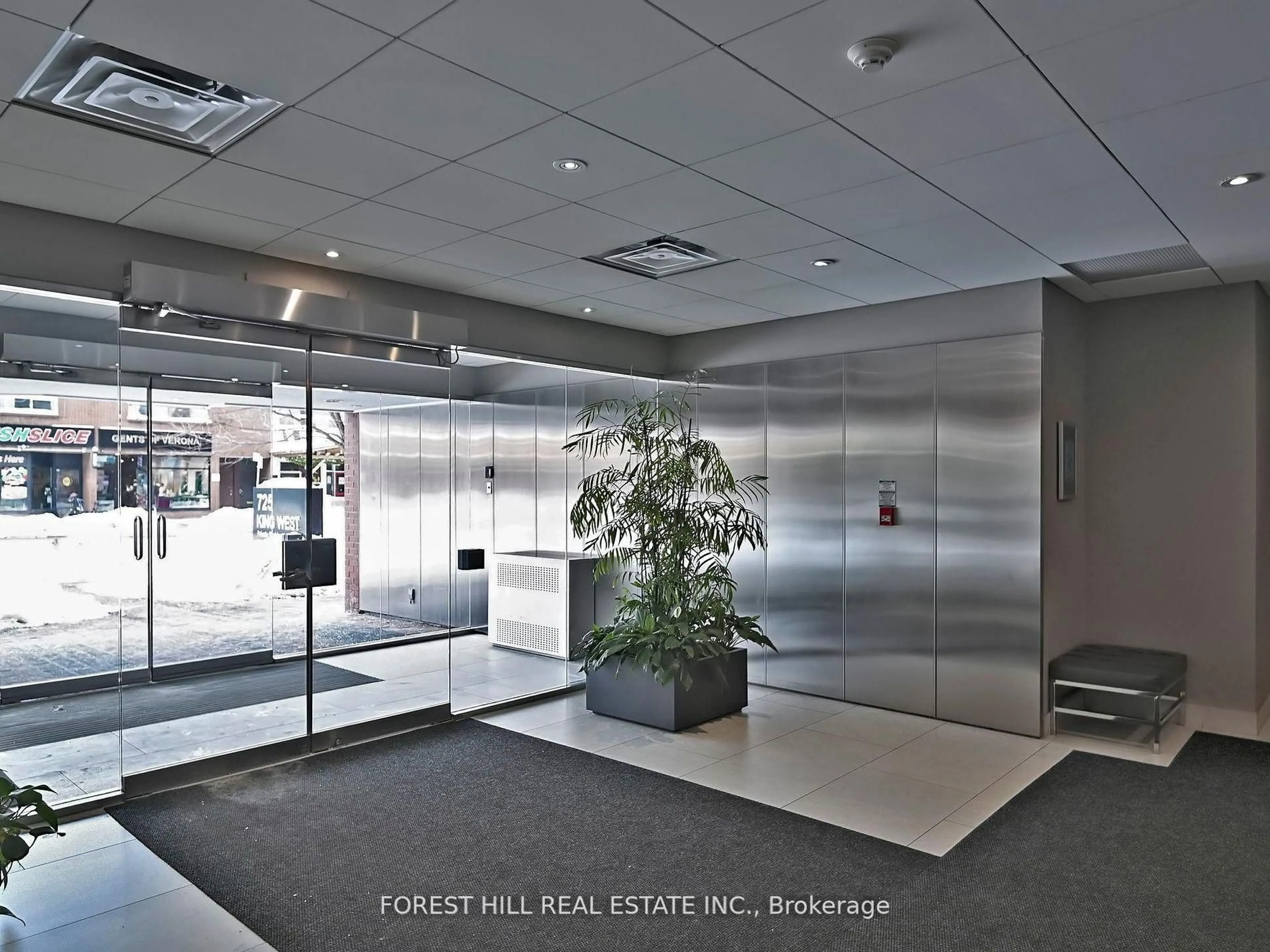 Indoor foyer for 725 King St #901, Toronto Ontario M5V 2W9