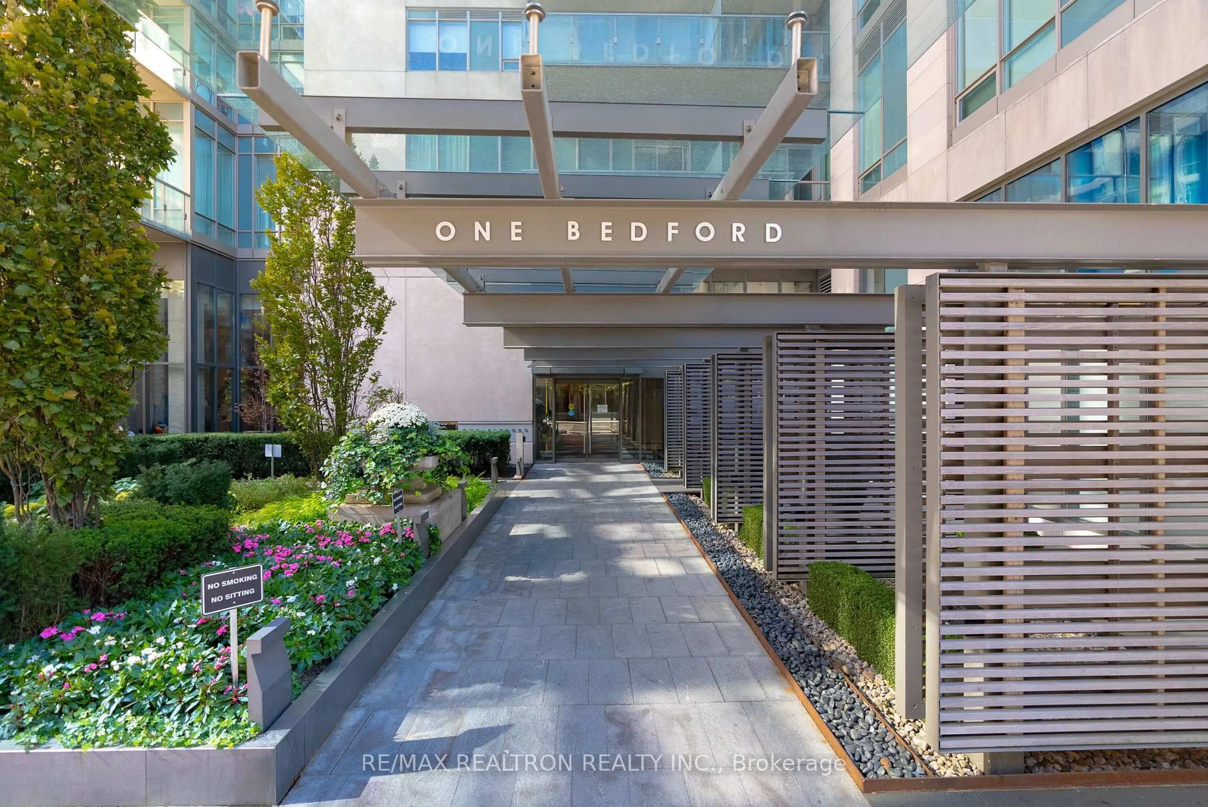 Indoor foyer for 1 Bedford Rd #818, Toronto Ontario M5R 2J7