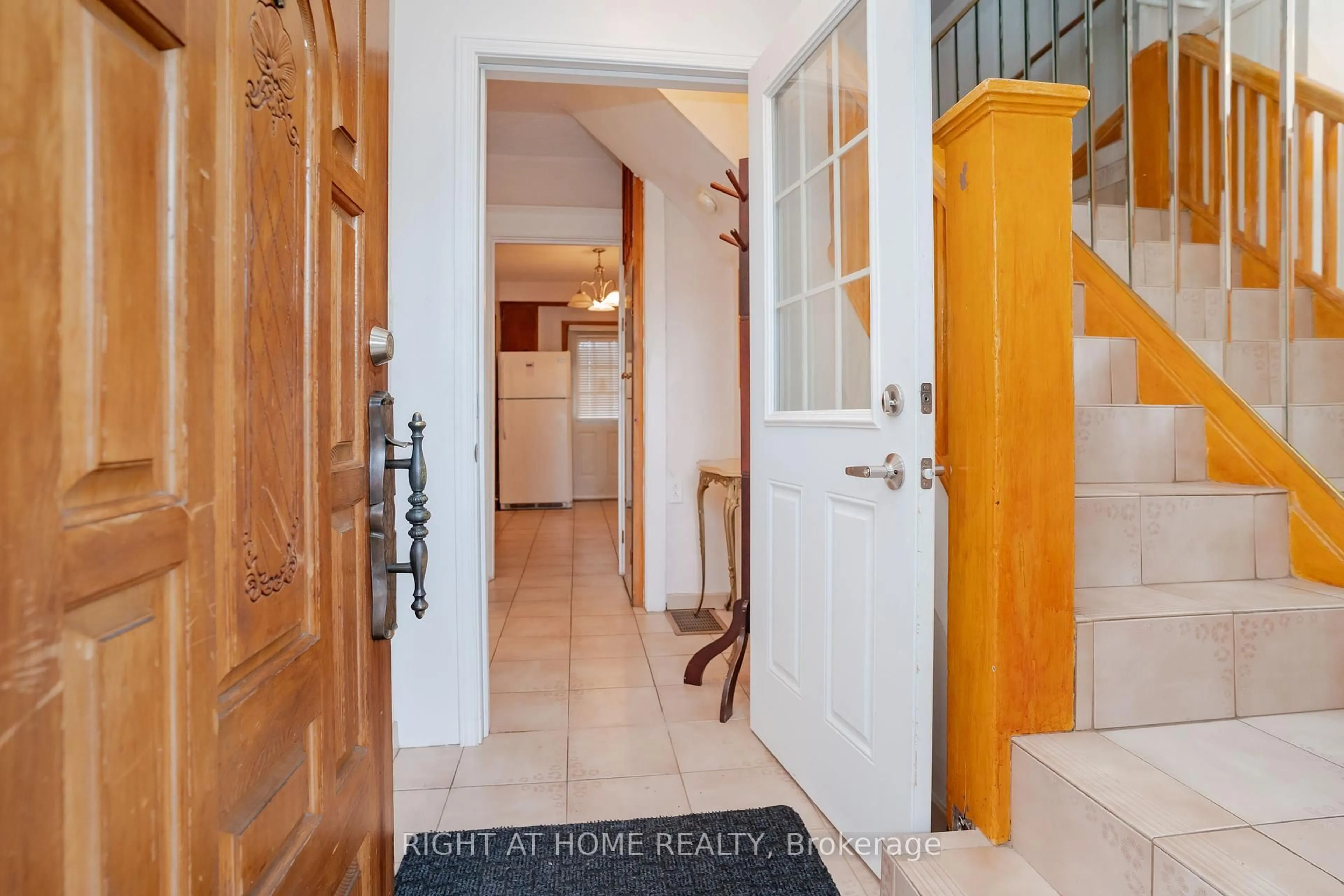 Indoor entryway for 610 Lauder Ave, Toronto Ontario M6E 3J7