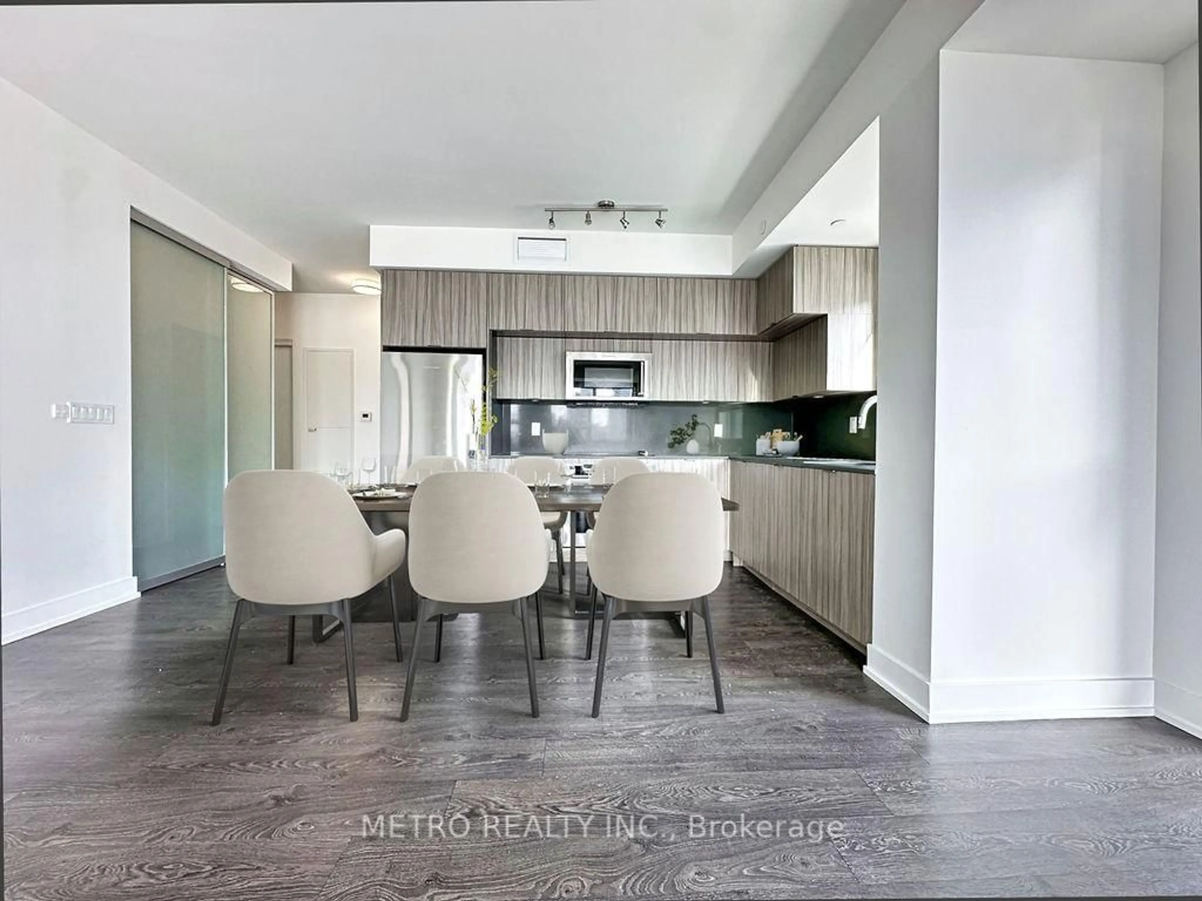 Open concept kitchen, ceramic/tile floor for 80 Vanauley St #915, Toronto Ontario M5T 0C9