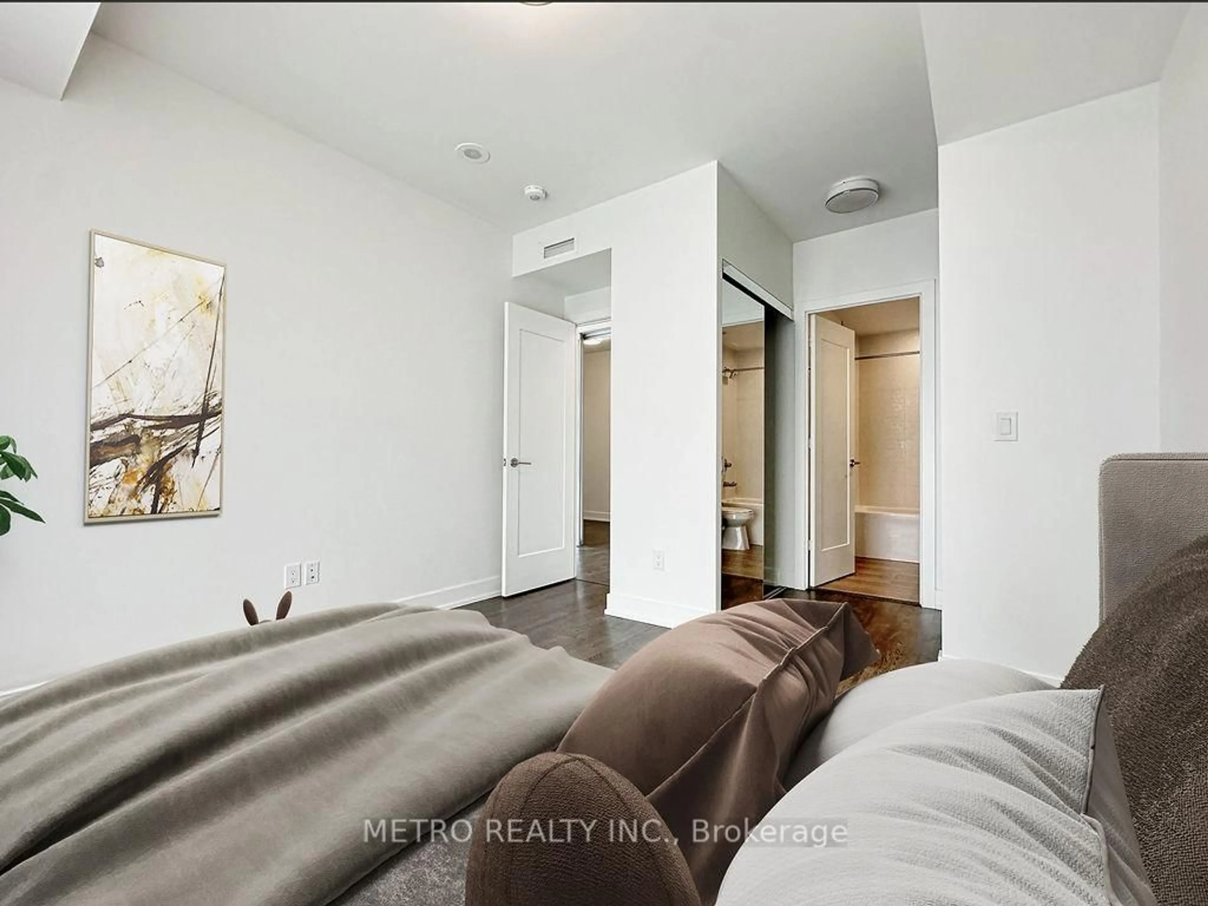 Indoor entryway for 80 Vanauley St #915, Toronto Ontario M5T 0C9