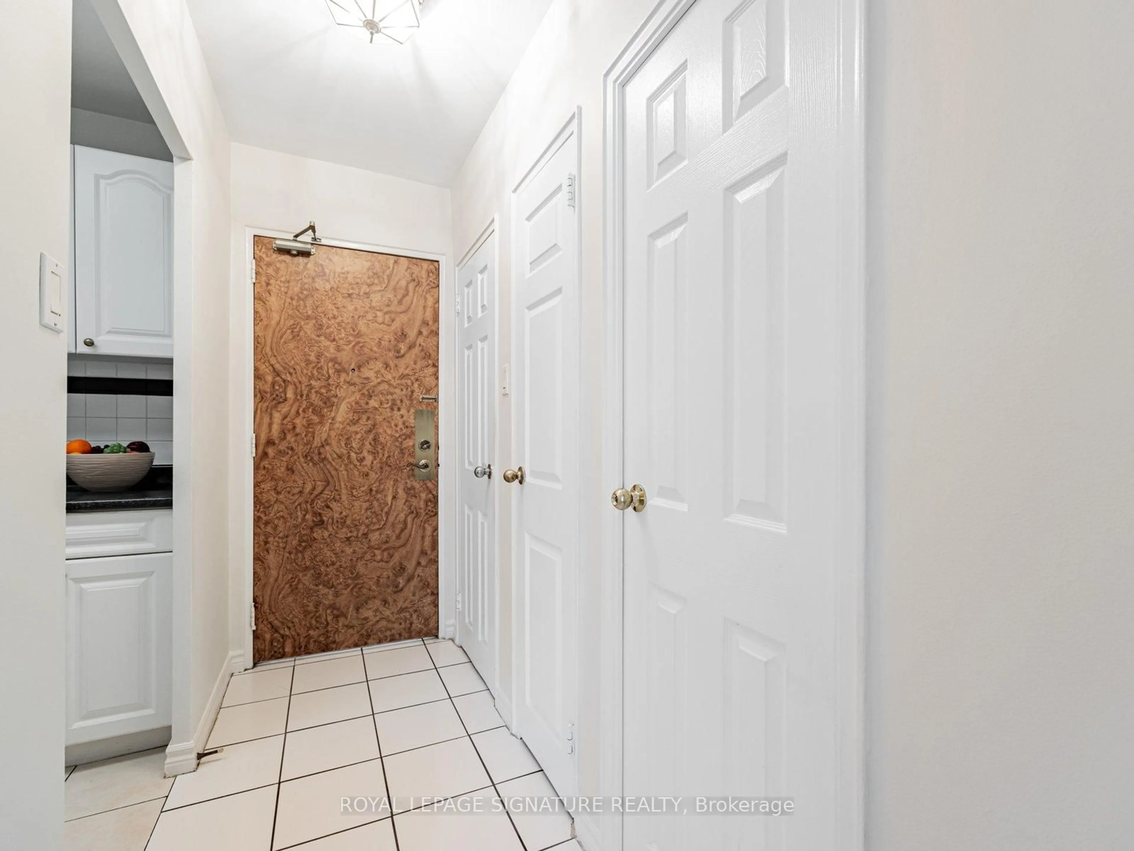 Indoor entryway for 1901 Bayview Ave #106, Toronto Ontario M4G 3E4