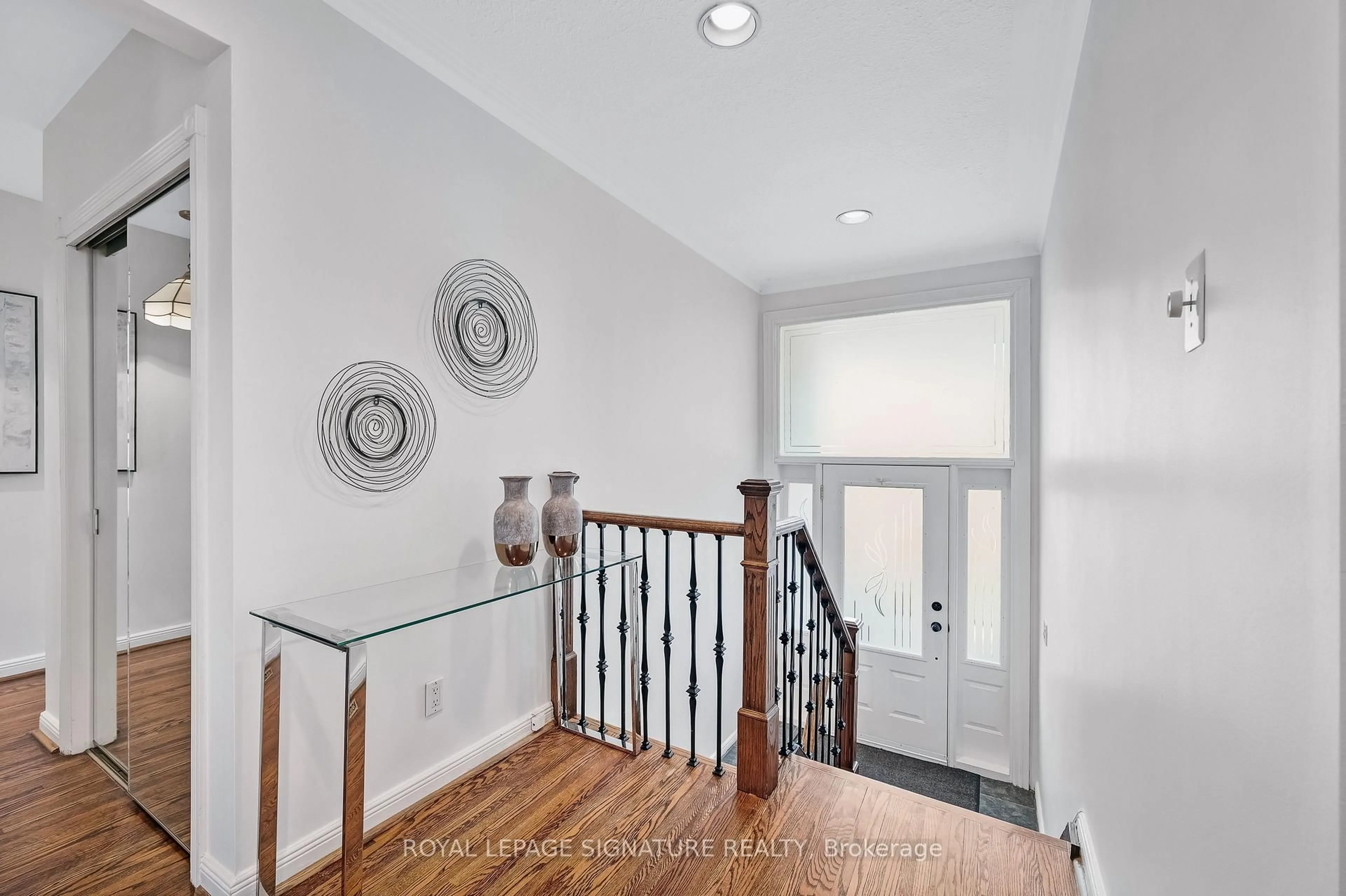 Indoor entryway for 30 Sumner Heights Dr, Toronto Ontario M2K 1Y3