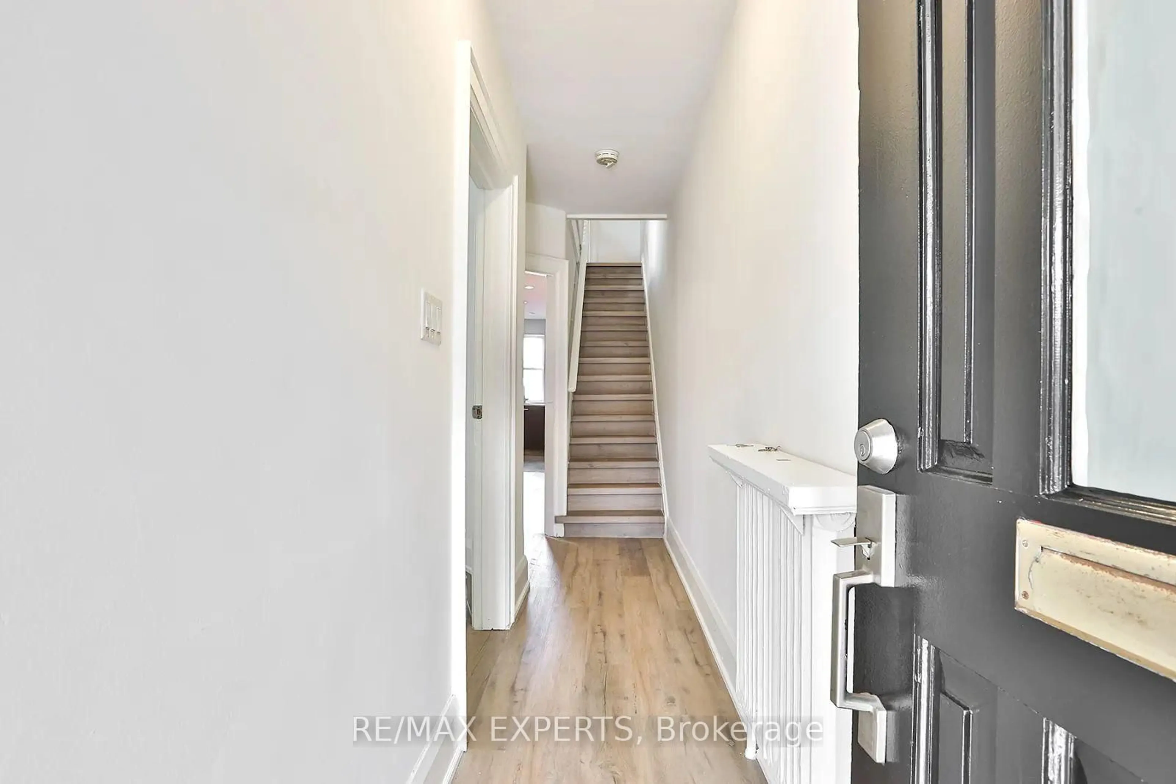 Indoor entryway for 659 Vaughan Rd, Toronto Ontario M6E 2Y4