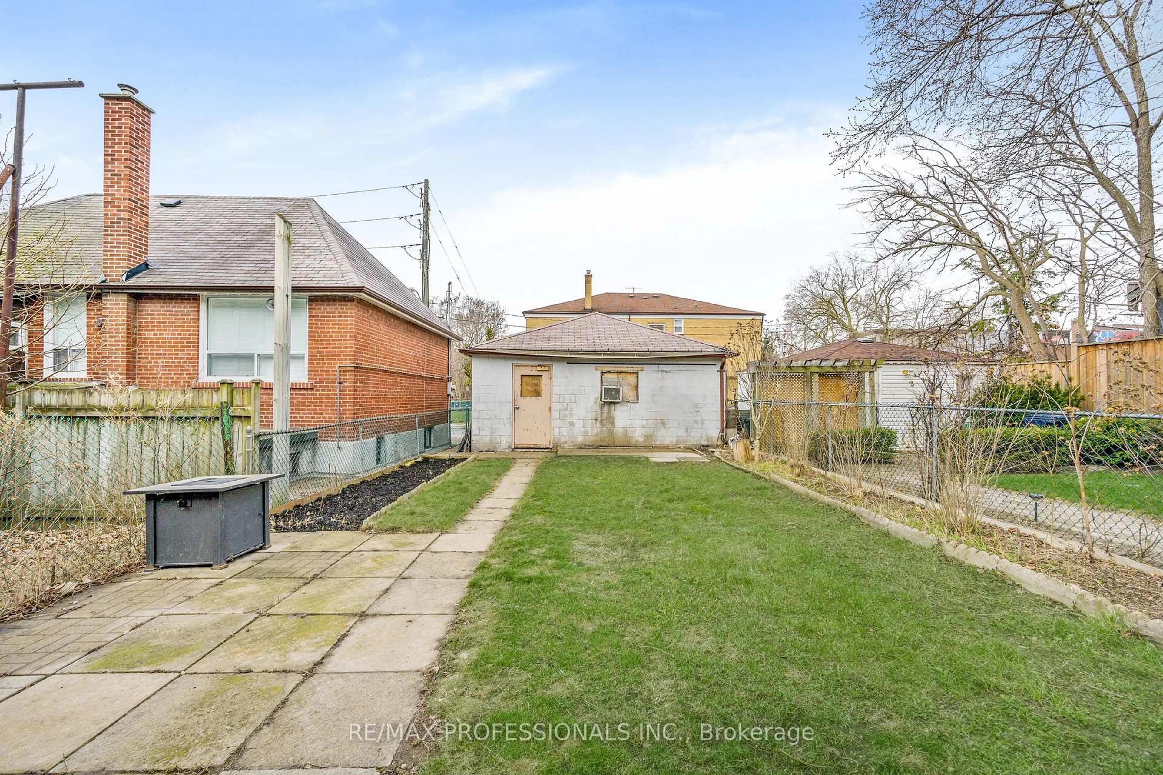 A pic from outside/outdoor area/front of a property/back of a property/a pic from drone, street for 560 Atlas Ave, Toronto Ontario M6C 3R4