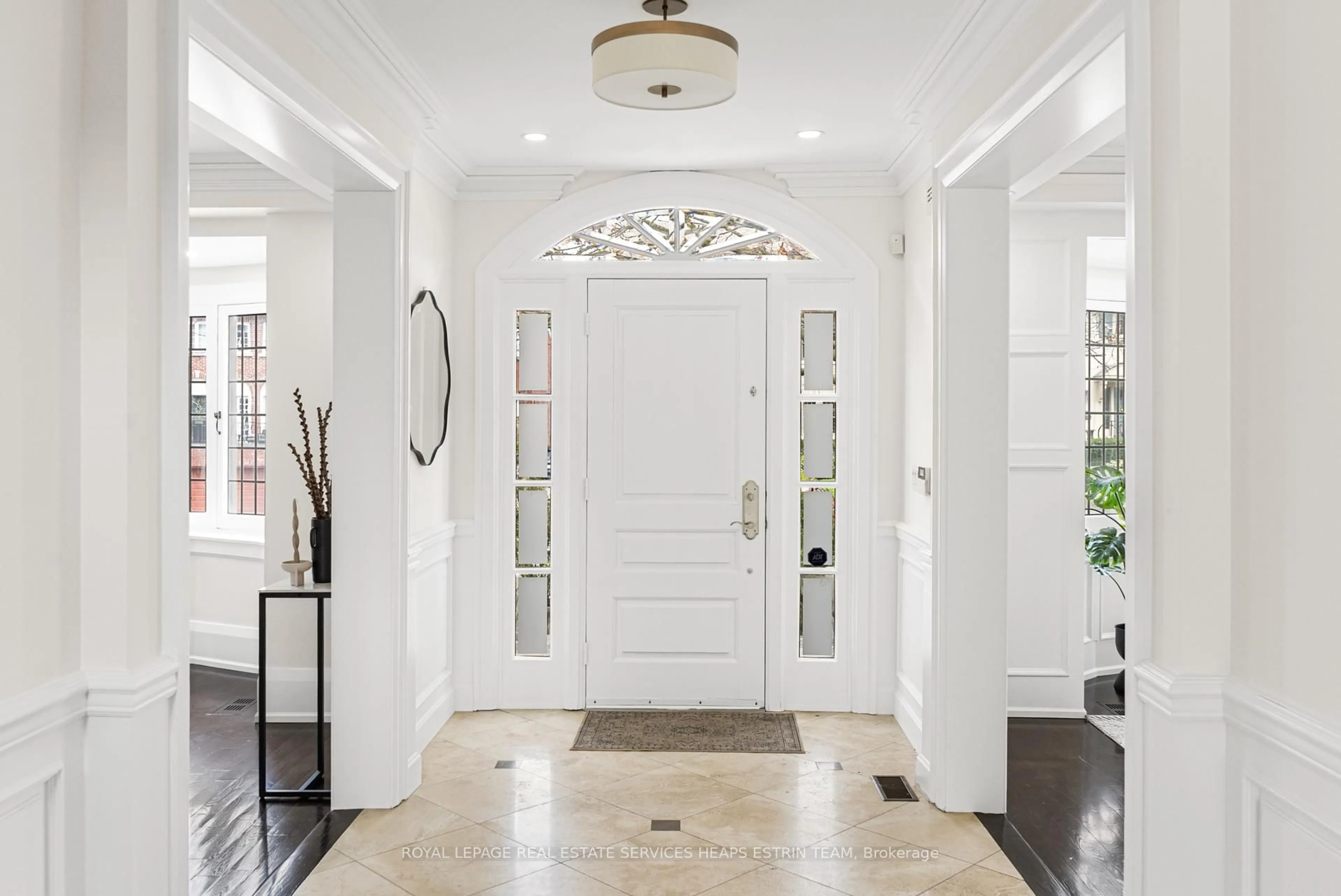 Indoor entryway for 29 Rosedale Heights Dr, Toronto Ontario M4T 1C2