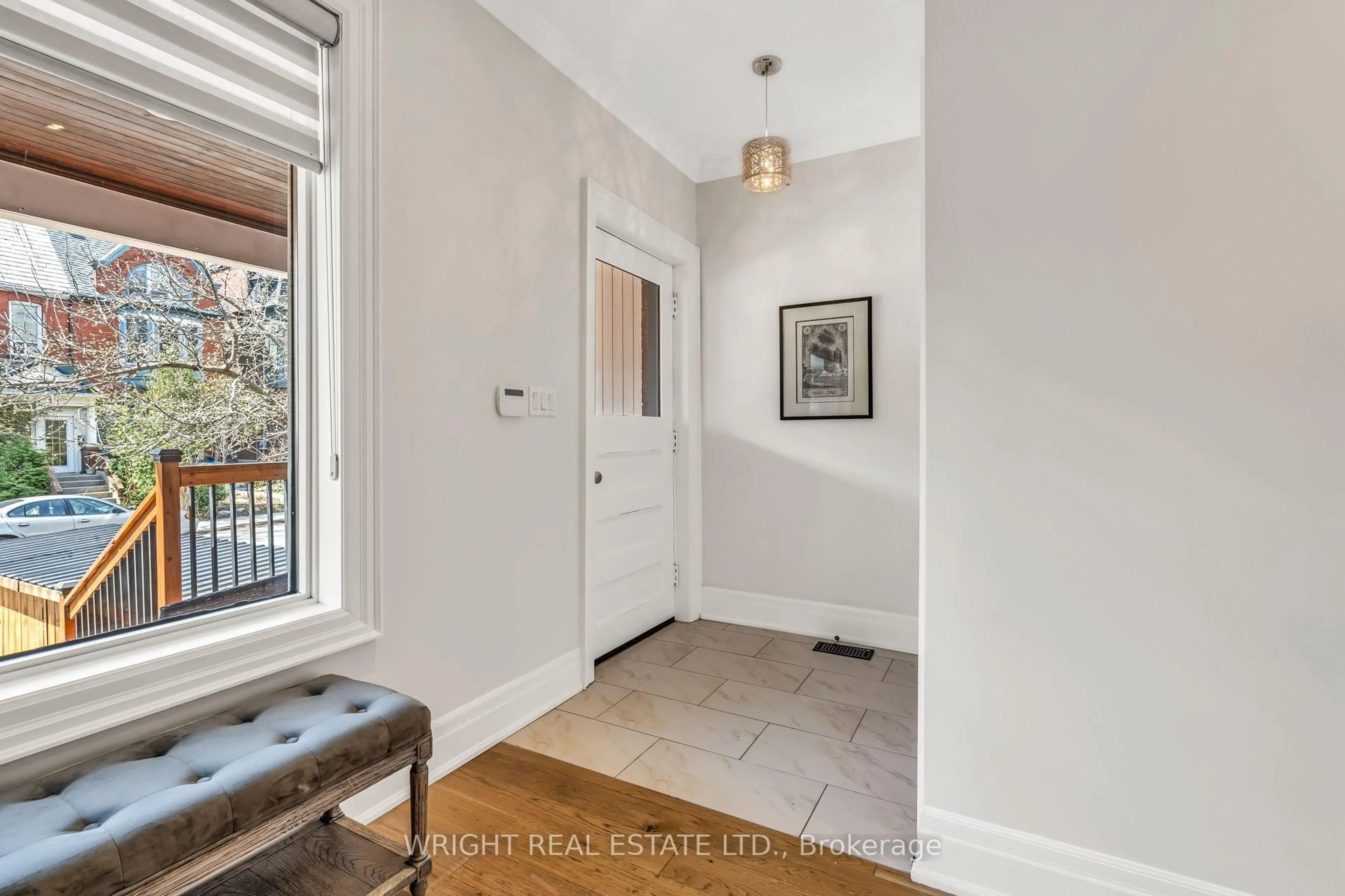Indoor entryway for 665 Euclid Ave, Toronto Ontario M6G 2T8