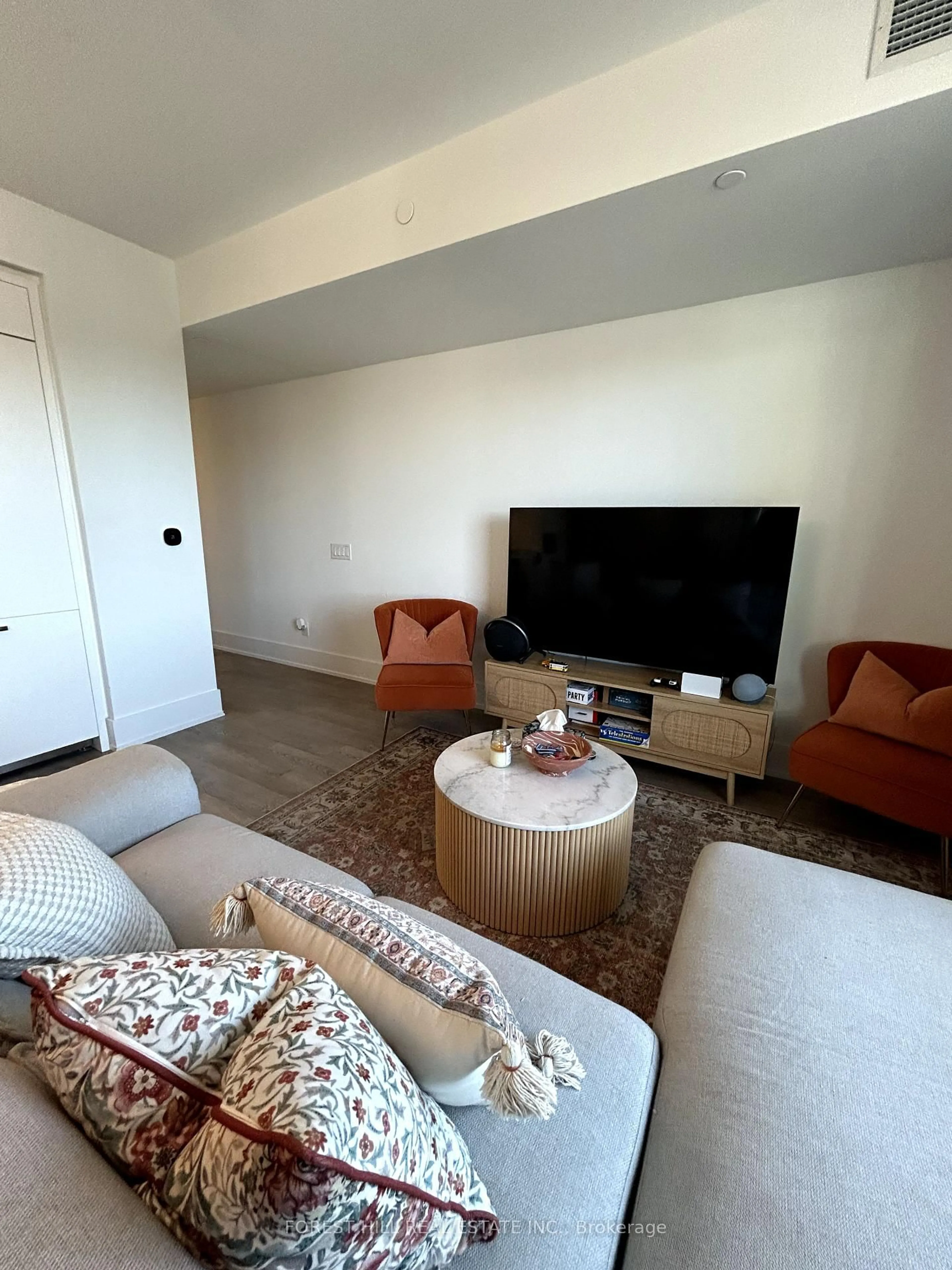 Living room with furniture, unknown for 480 Front St #904, Toronto Ontario M5V 0V5