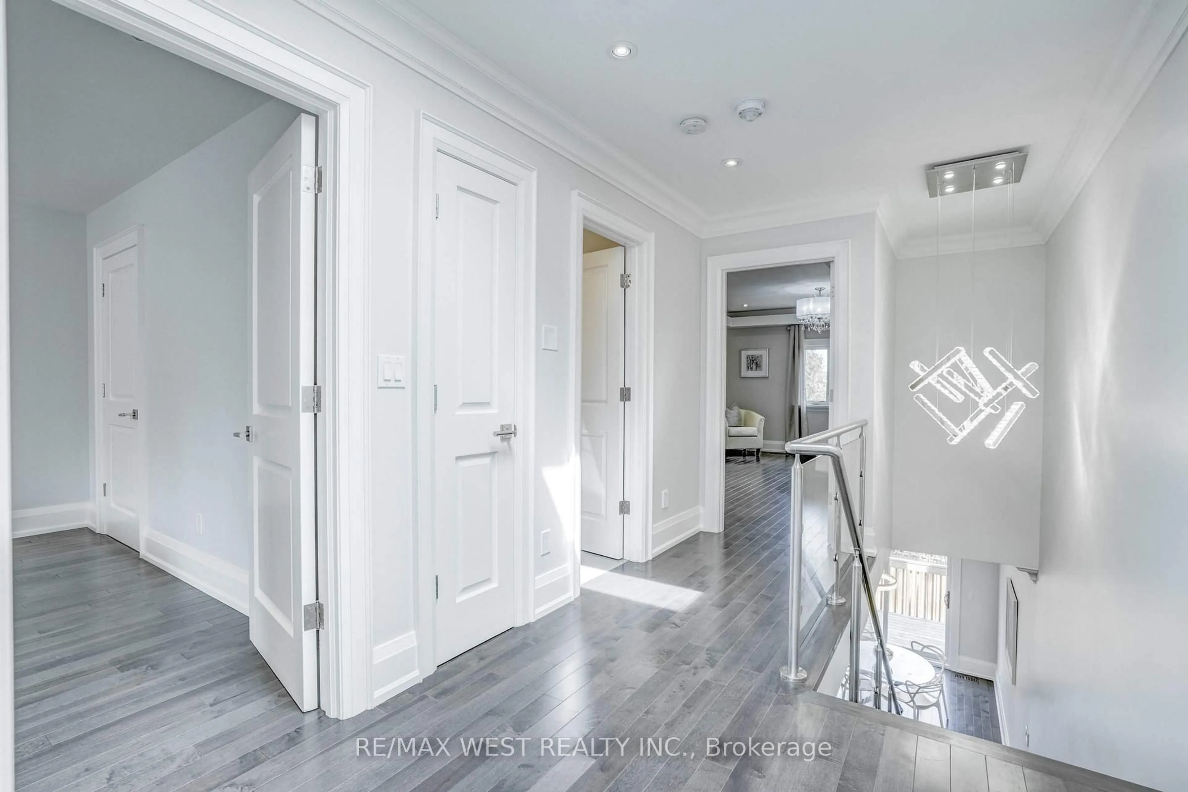 Indoor entryway for 352B Lawrence Ave, Toronto Ontario M5M 1B7