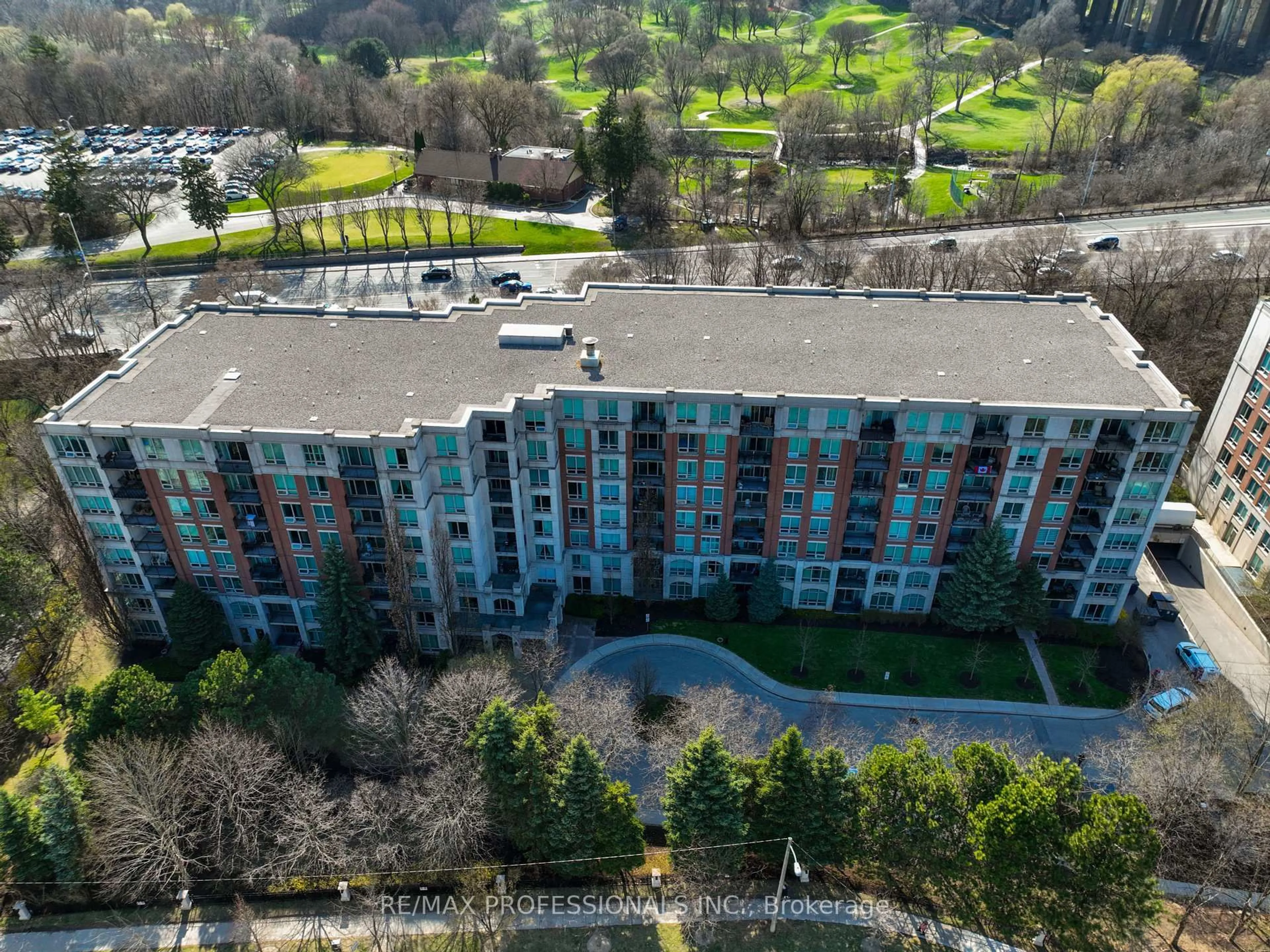 A pic from outside/outdoor area/front of a property/back of a property/a pic from drone, city buildings view from balcony for 18 William Carson Cres #111, Toronto Ontario M2P 2G6