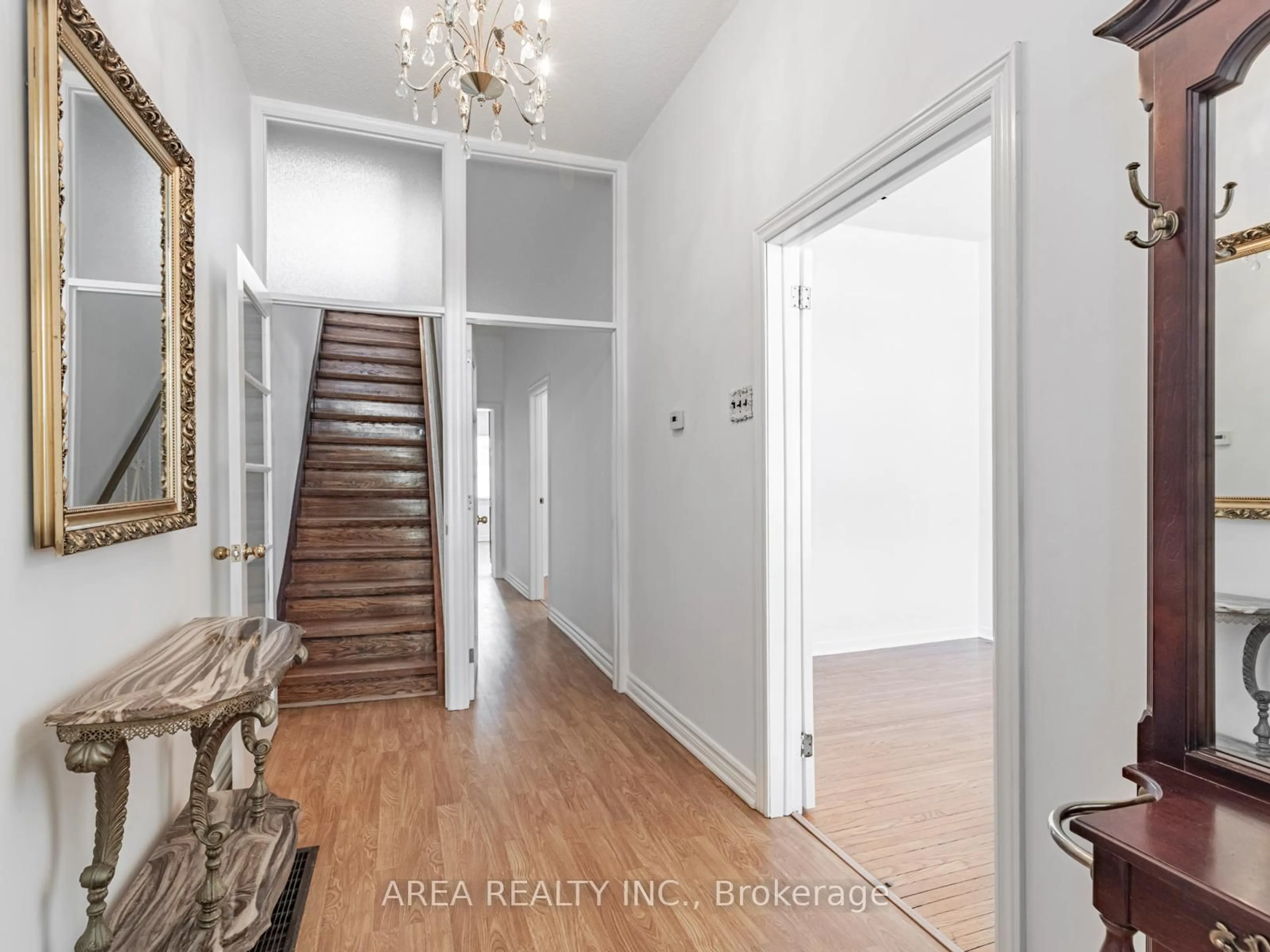 Indoor entryway for 135 Bellwoods Ave, Toronto Ontario M6J 2P6