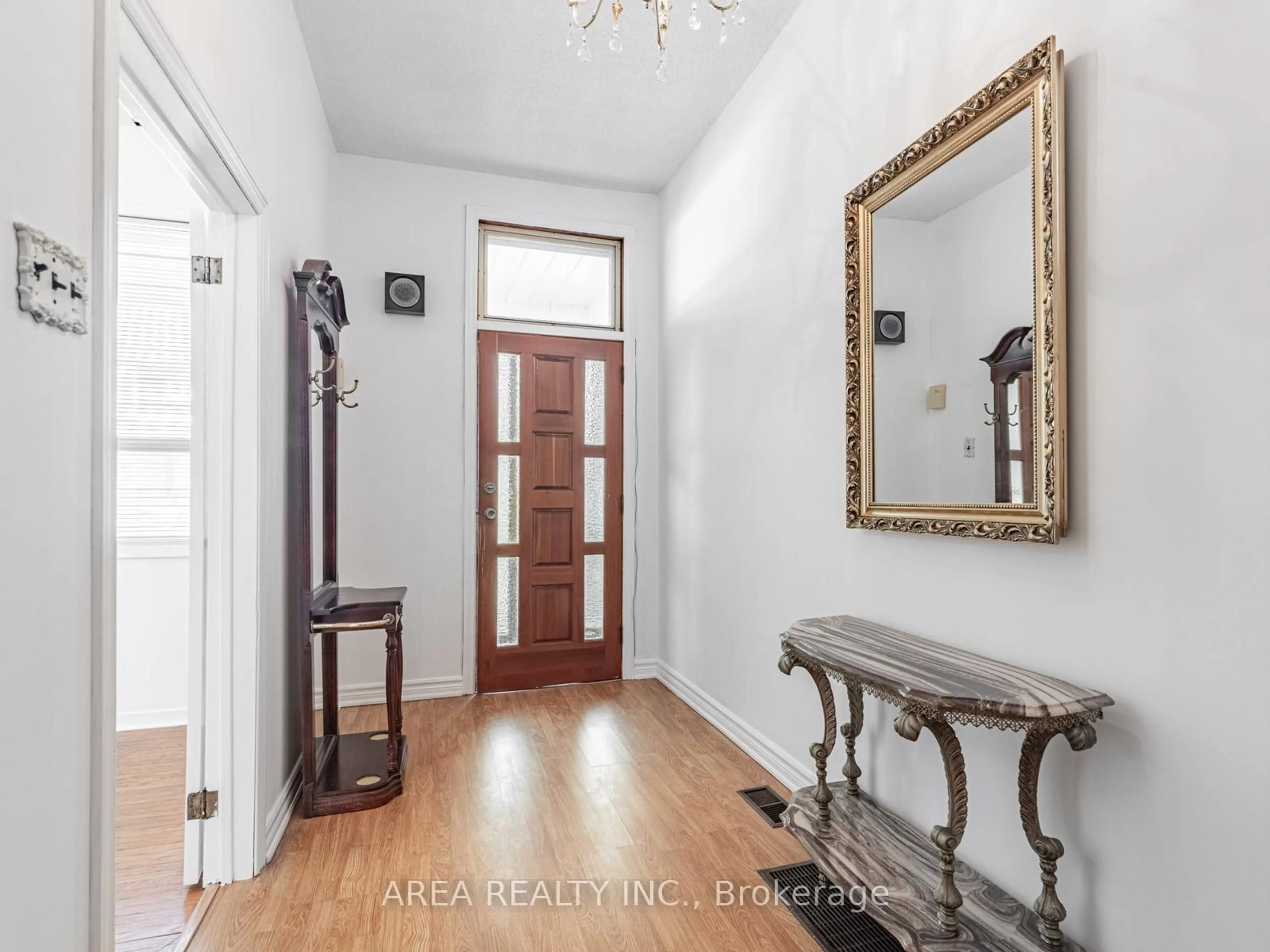 Indoor entryway for 135 Bellwoods Ave, Toronto Ontario M6J 2P6
