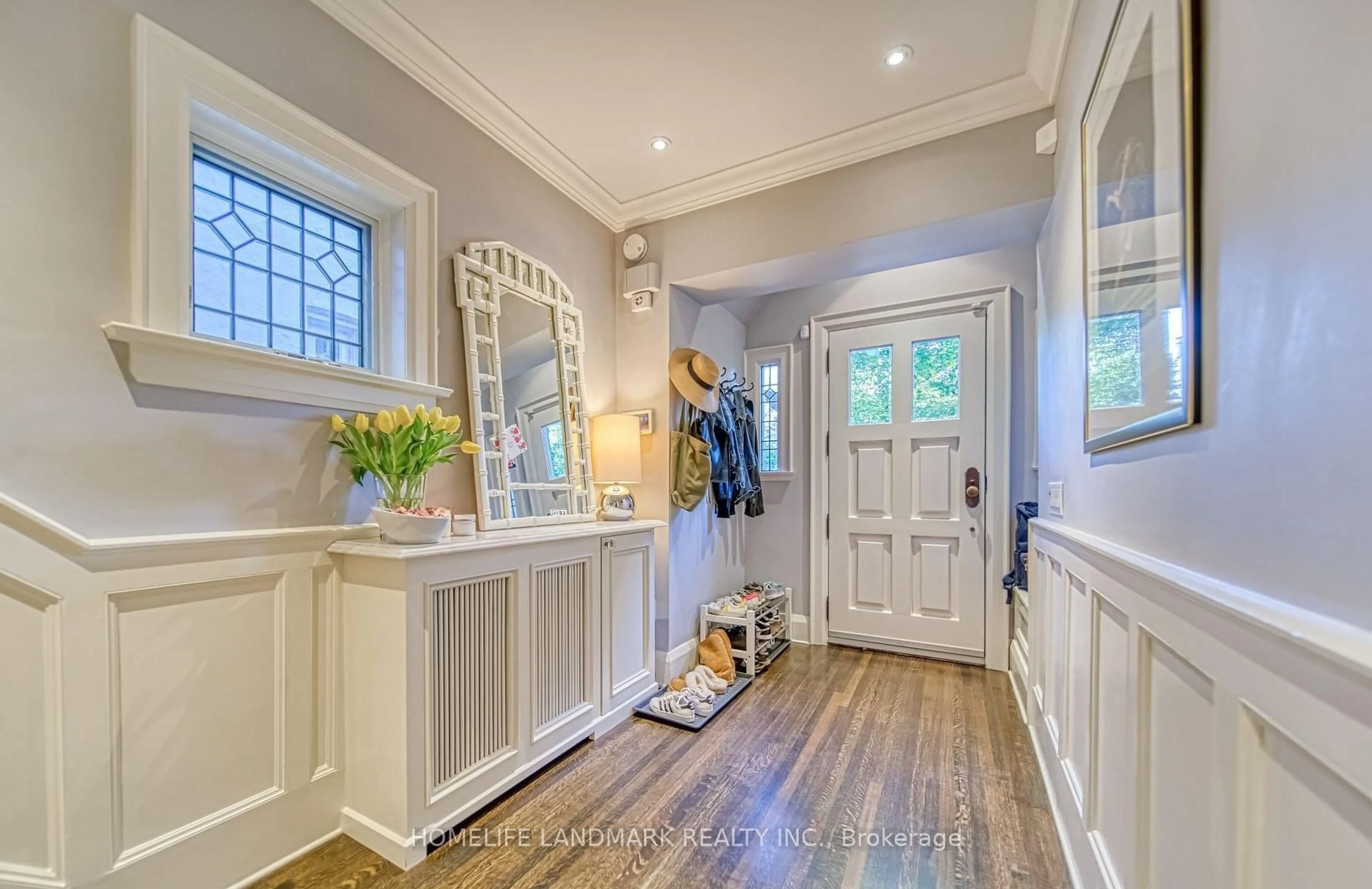 Indoor entryway for 428 Castlefield Ave, Toronto Ontario M5N 1L5