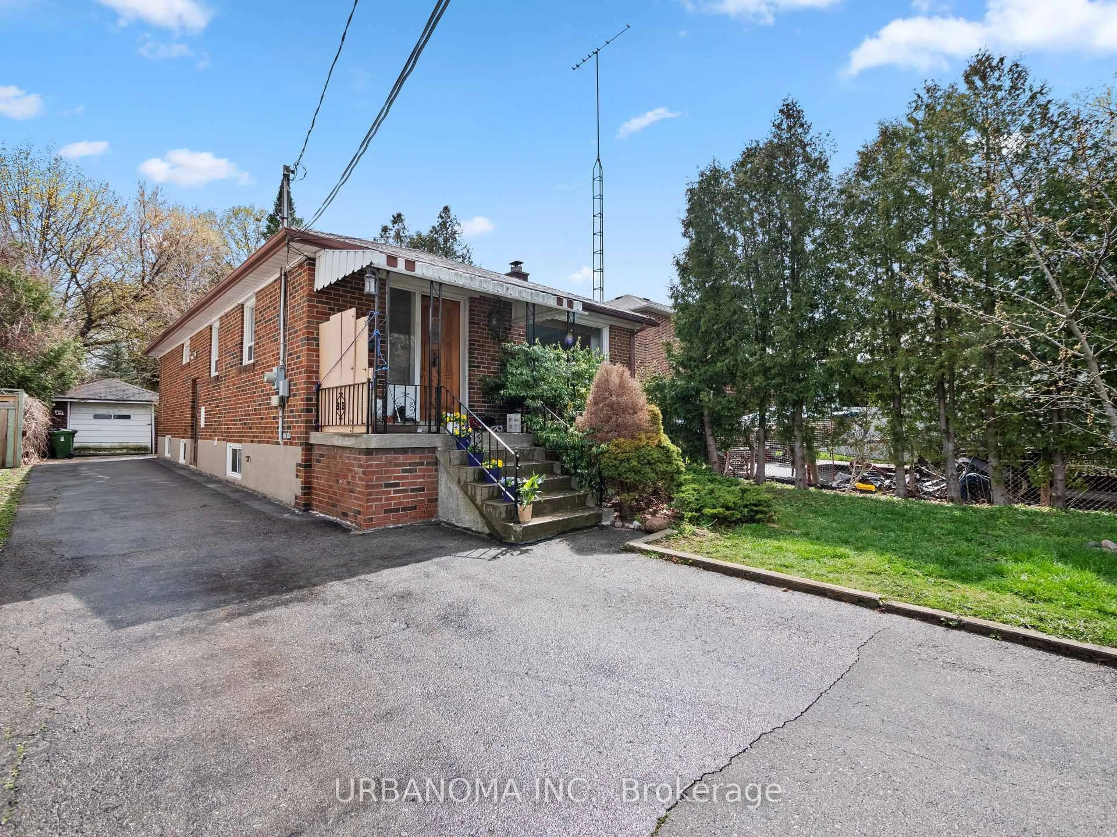 A pic from outside/outdoor area/front of a property/back of a property/a pic from drone, street for 45 Northwood Dr, Toronto Ontario M2M 2J9