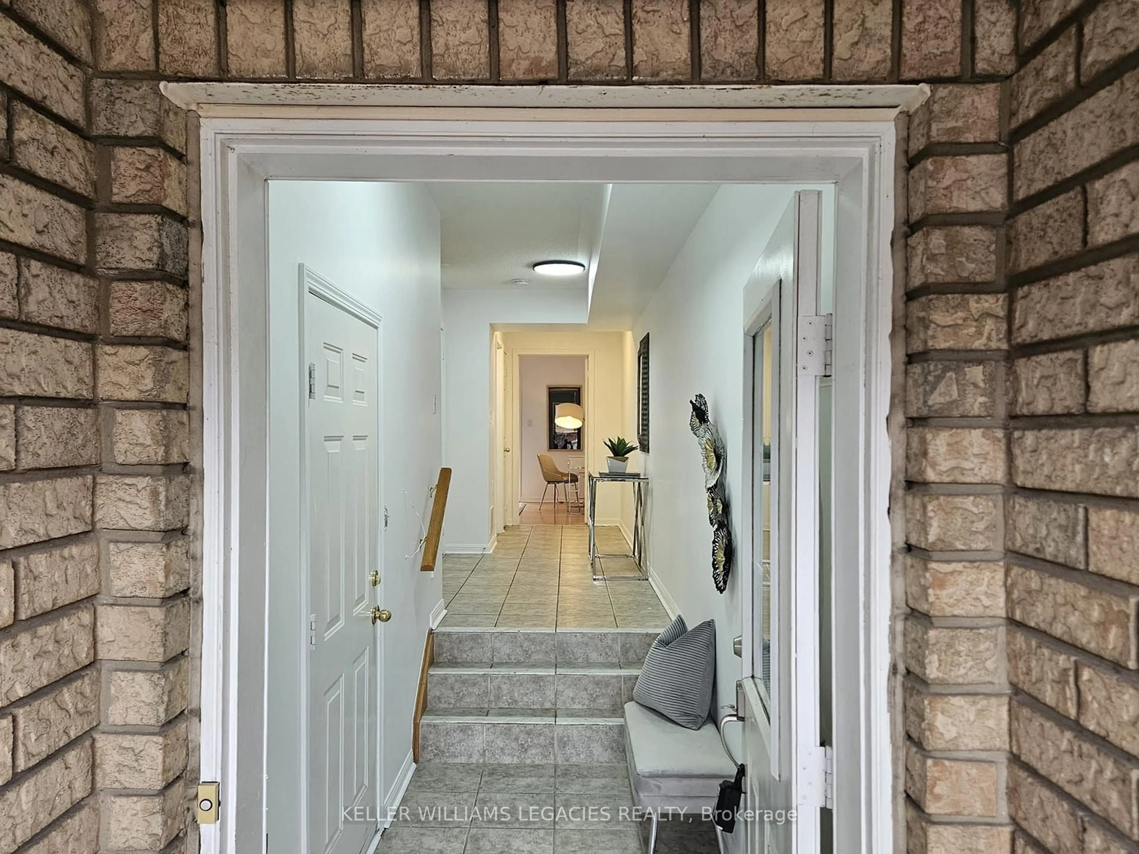 Indoor entryway for 39 Sufi Cres, Toronto Ontario M4A 2X3