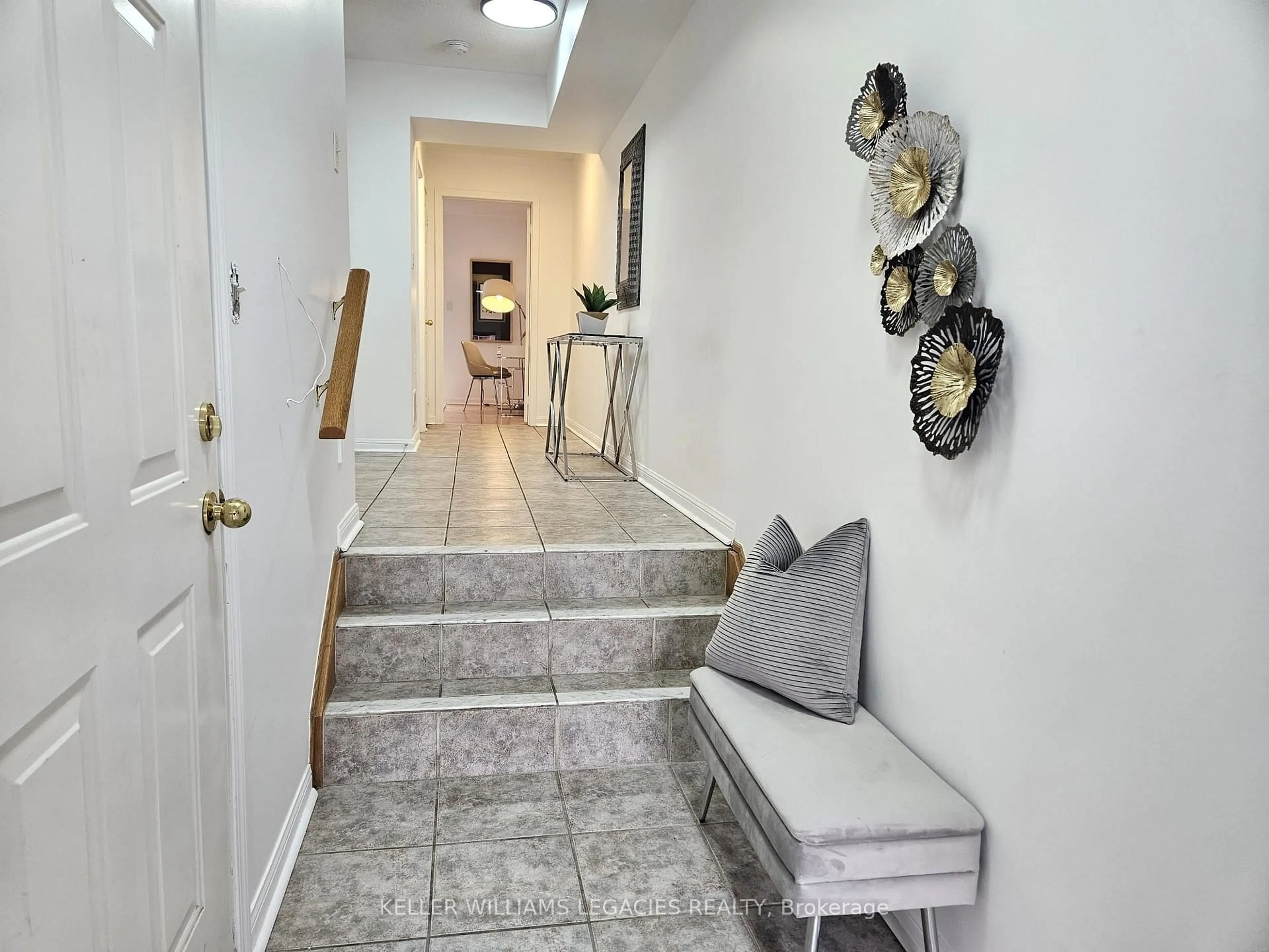 Indoor entryway for 39 Sufi Cres, Toronto Ontario M4A 2X3