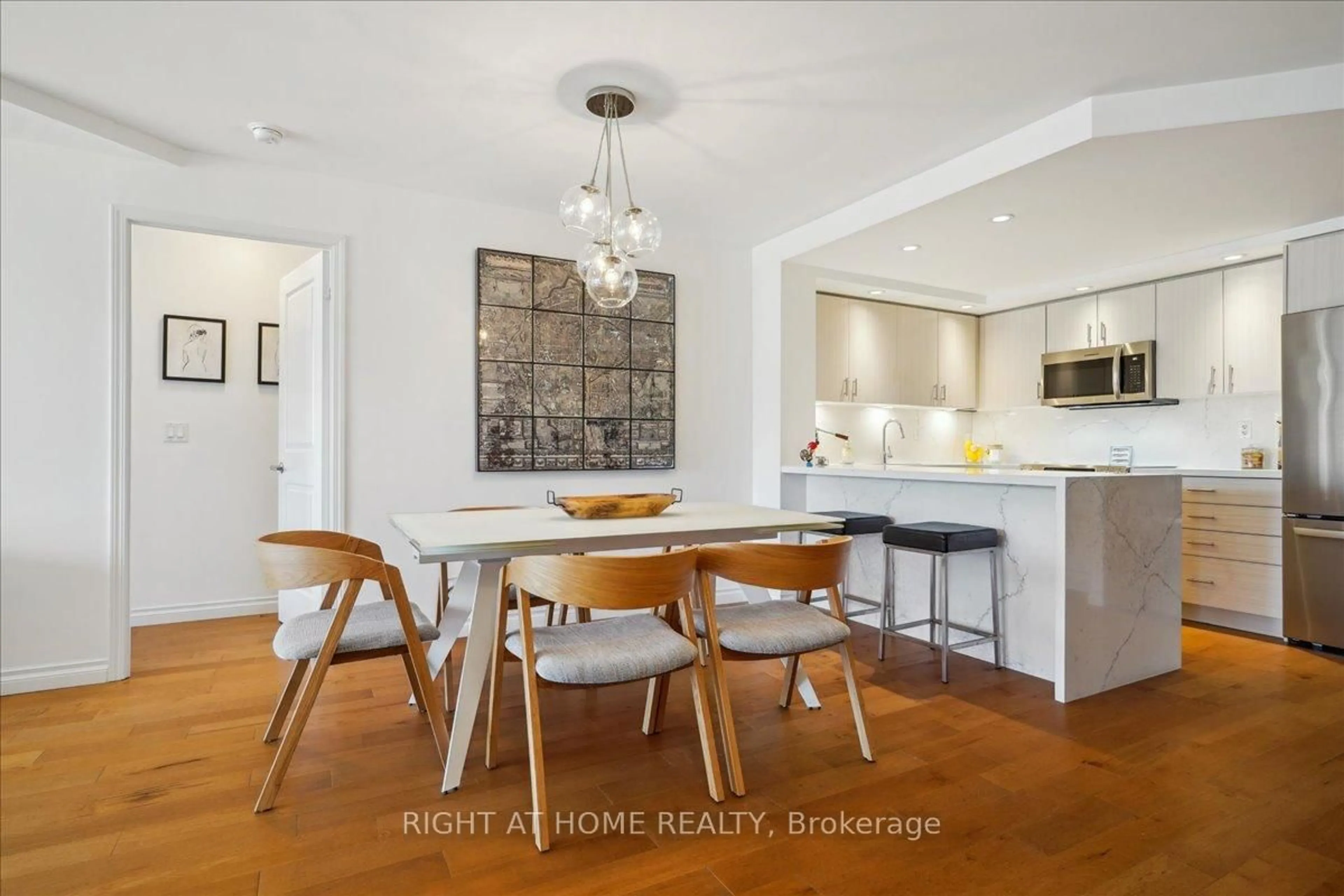 Open concept kitchen, wood/laminate floor for 15 Stafford St #617, Toronto Ontario M5V 3X6