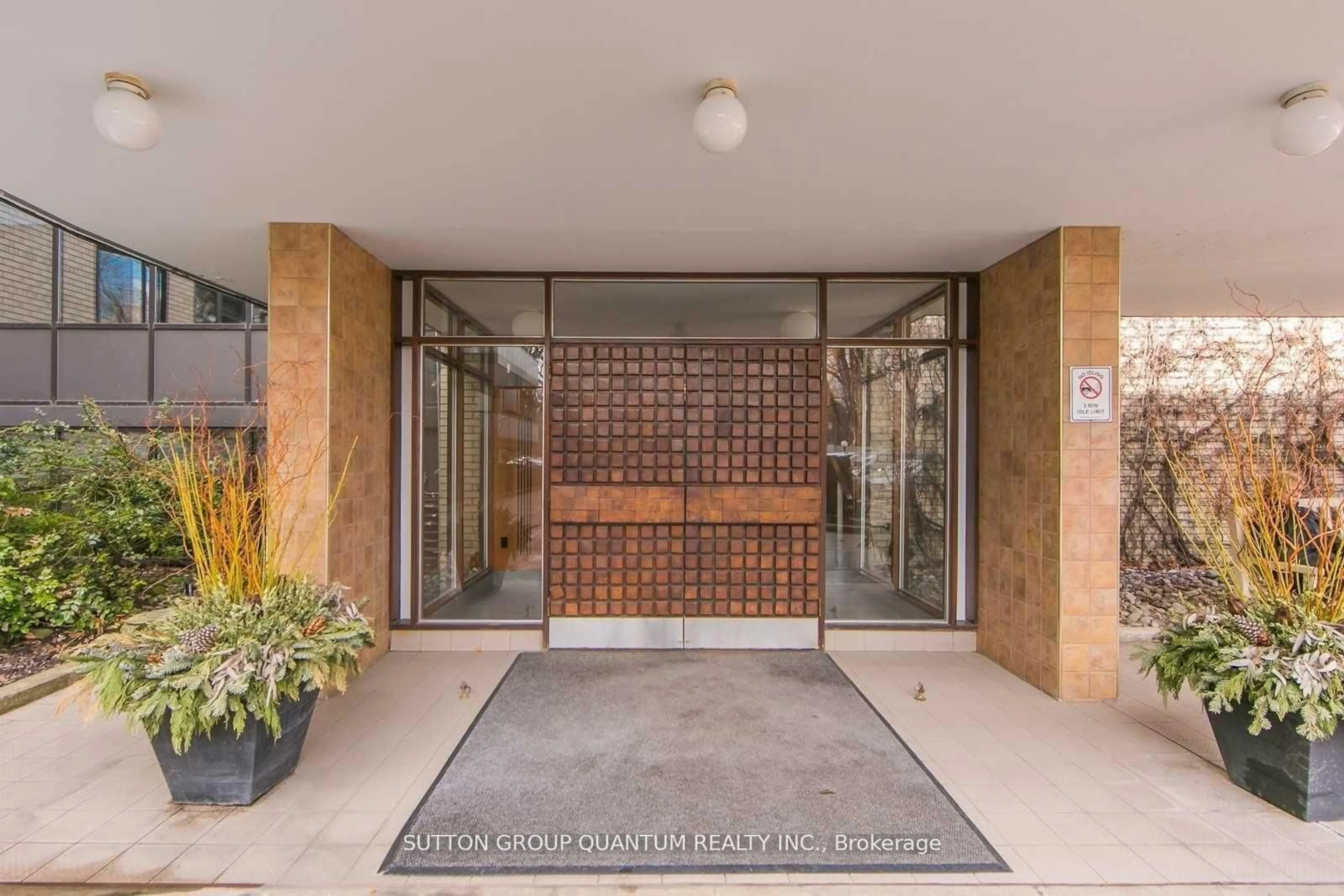 Indoor foyer for 16 Rosedale Rd #614, Toronto Ontario M4W 2P4