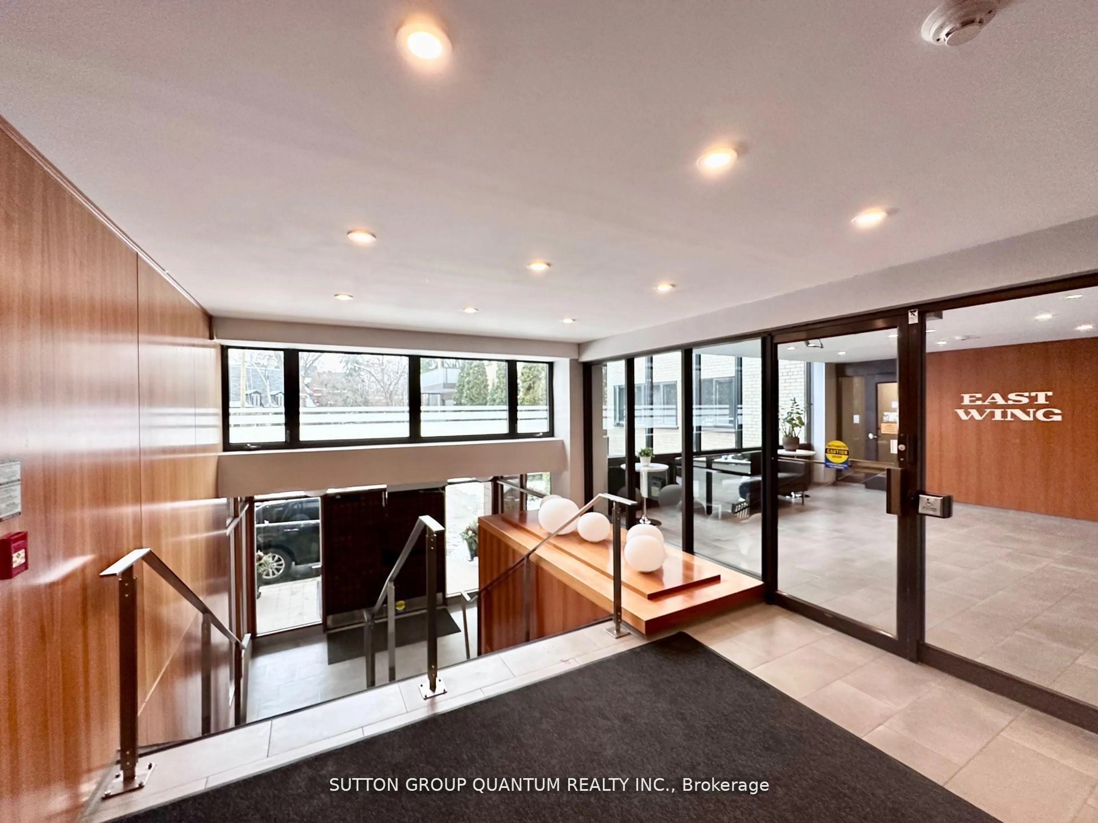 Indoor foyer for 16 Rosedale Rd #614, Toronto Ontario M4W 2P4